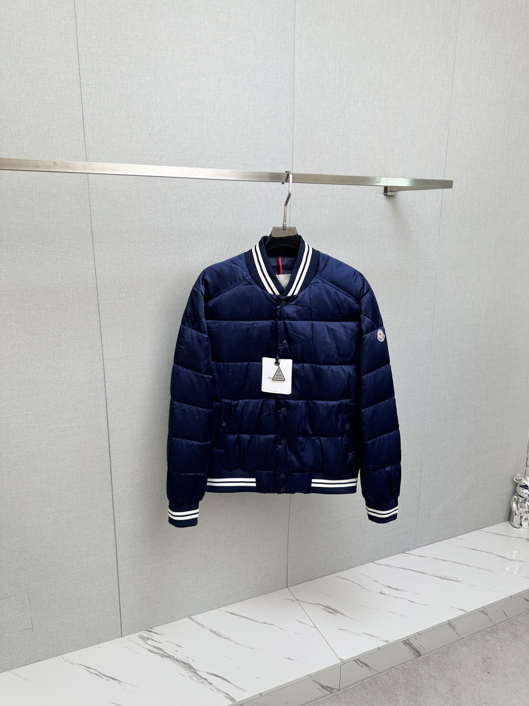 NO:571051,MO's new down jacket, custom-developed hardware accessories, all details are fully processed!  The upper body effect of the version is great!  Versatile, fashionable and handsome!  The original memory silk fabric at the counter has a straight and stylish texture, keeping you warm and not bulky!  The upper body is awesome. Size M—3XL,,down jacket,alexander wang19860909MO新款羽绒服,定制开发五金配件所有细节处理全面到位 ！版型上身效果超赞！百搭时髦又帅气！专柜原版记忆丝面料质感立挺有型,保暖拒绝臃肿！上身超赞.码数M—3XL,,down jacket,alexander wang,Men's clothing