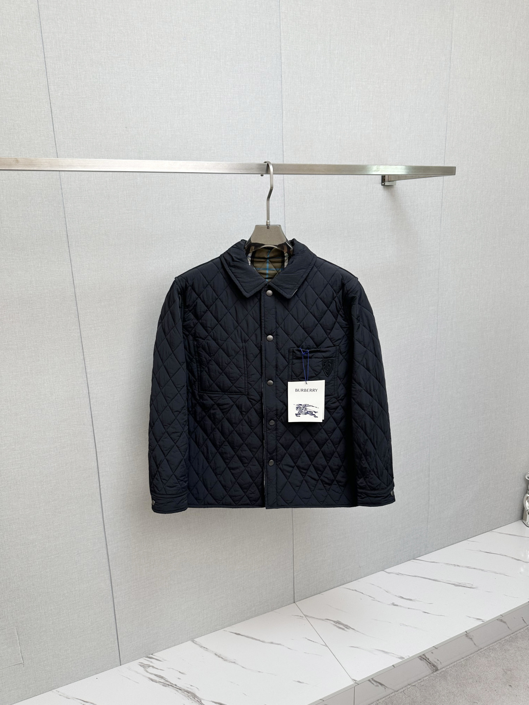 NO:571050,BURB 2025 spring and summer new men's casual jackets and cotton coats, orders from foreign trade companies!  Original linen material provided by customers, one of the classic proprietary fabrics!  The texture is light, soft and delicate to the touch, but the shape is straight and stylish!  It adopts a multi-layer structure and is windproof. The pockets are decorated with details, which is the ultimate luxury... Perfect interpretation of high-quality appearance. Customized original hardware is provided!  Size M—3XL,,burberry,jackets & coats,jackets & coats,alexander wang19860909BURB 2025春夏新品男士休闲夹克棉服外套,外贸公司订单！客供原版亚麻材质,经典的专有织物之一！ 质地轻盈、触感又柔软细腻、但型态又笔挺有型！ 采用多层结构、具备防风性能. 口袋饰有细节、奢华极致… 完美演绎高品质品相.客供定制原版五金！尺码M—3XL,,burberry,jackets & coats,jackets & coats,alexander wang,Men's clothing