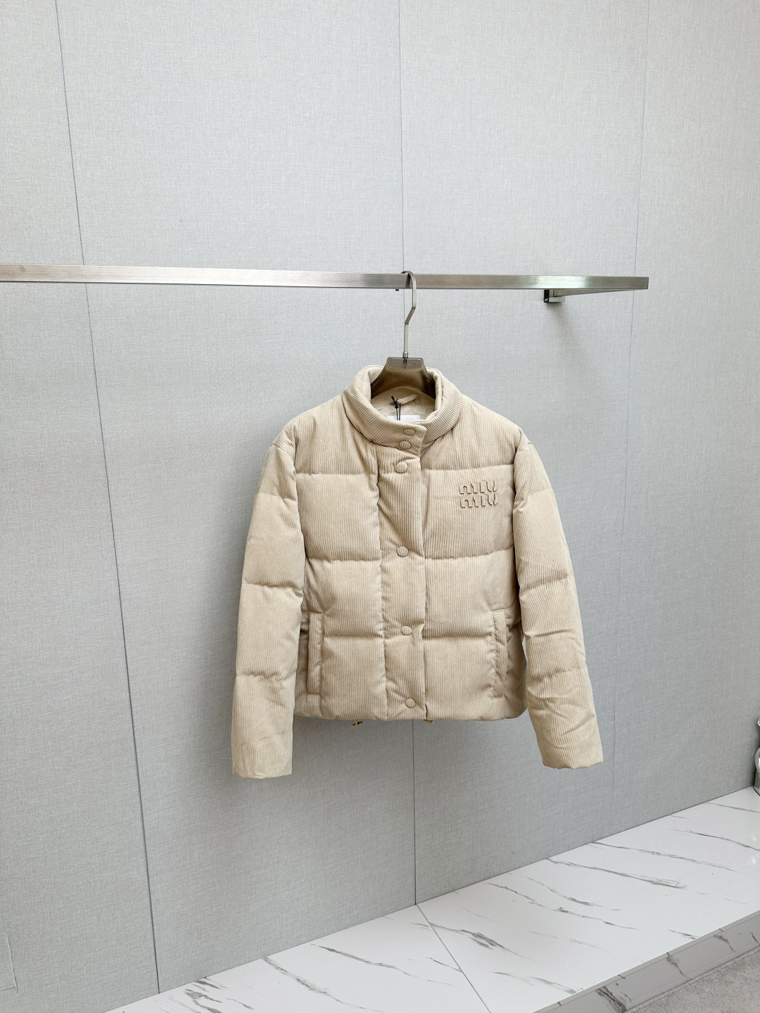 NO:571052,MIUMIU's new down jacket, custom-developed hardware accessories with all details handled in full!  The upper body effect of the version is great!  Versatile, fashionable and handsome!  The original memory silk fabric at the counter has a straight and stylish texture, keeping you warm and not bulky!  The upper body is awesome. Size M—3XL,,miumiu,down jacket,alexander wang19860909MIUMIU 新款羽绒服,定制开发五金配件所有细节处理全面到位 ！版型上身效果超赞！百搭时髦又帅气！专柜原版记忆丝面料质感立挺有型,保暖拒绝臃肿！上身超赞.码数M—3XL,,miumiu,down jacket,alexander wang,Men's clothing