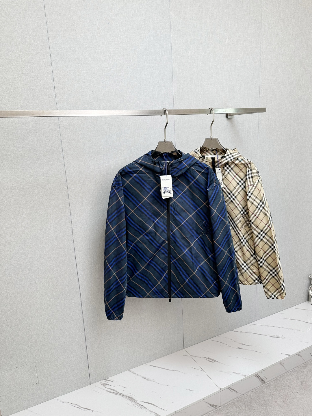 NO:571064,BURB 2025 spring and summer new men's casual jackets, orders from foreign trade companies!  Original linen material provided by customers, one of the classic proprietary fabrics!  The texture is light, soft and delicate to the touch, but the shape is straight and stylish!  It adopts a multi-layer structure and is windproof. The pockets are decorated with details, which is the ultimate luxury... Perfect interpretation of high-quality appearance. Customized original hardware is provided!  Size S—XL,,burberry,jackets & coats,jackets & coats,alexander wang19860909BURB 2025春夏新品男士休闲夹克外套,外贸公司订单！客供原版亚麻材质,经典的专有织物之一！ 质地轻盈、触感又柔软细腻、但型态又笔挺有型！ 采用多层结构、具备防风性能. 口袋饰有细节、奢华极致… 完美演绎高品质品相.客供定制原版五金！尺码S—XL,,burberry,jackets & coats,jackets & coats,alexander wang,Men's clothing