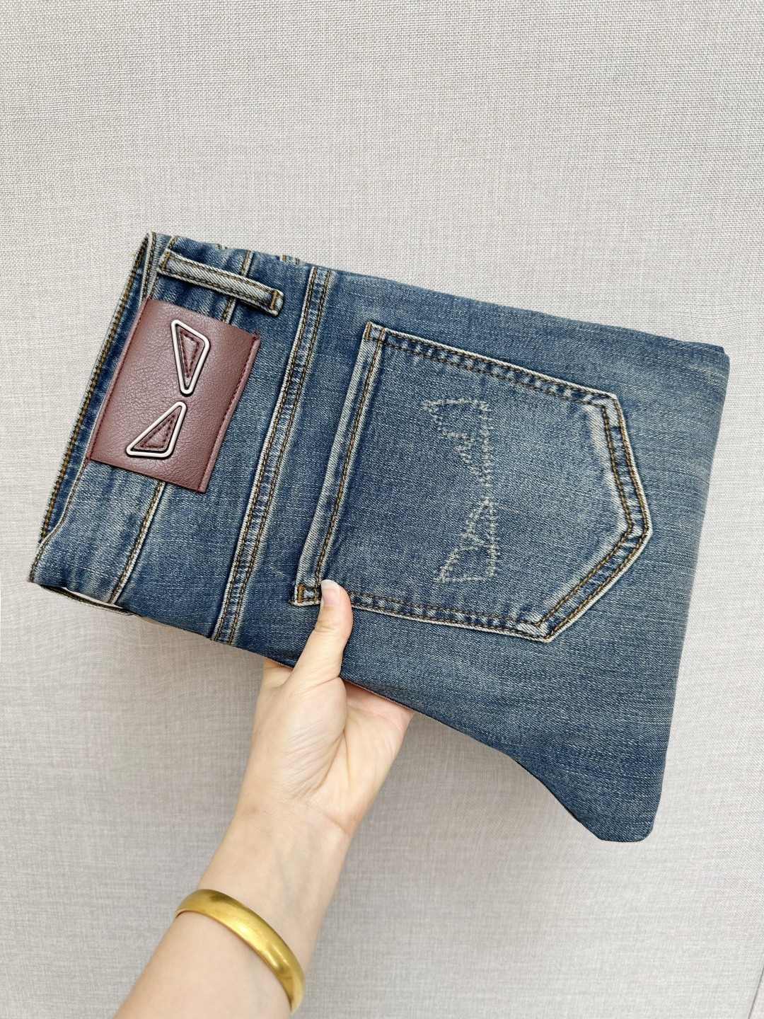 NO:571931,The official website counter is on sale at the same time, the original order is very good, a super stylish pair of jeans, customized original washed denim fabric, unique design, top-notch printing technology letter pattern logo, original hardware accessories decoration, an extremely outstanding pair of jeans, the materials and craftsmanship are extremely luxurious and exquisite, extremely high-grade, handsome and stylish upper body, recommended, code number 29-38,, jeans, alexander wang19860909官网专柜同步有售,原单狠货,超级有范儿的一款牛仔裤,定制原版水洗牛仔面料,独特设计,顶级印花工艺字母图案logo,原版五金辅料装饰,极为翘楚的一款牛仔裤,用料与工艺都极致奢华精湛,档次极高,上身帅气有型,推荐,码数29—38,,jeans,alexander wang,Men's clothing