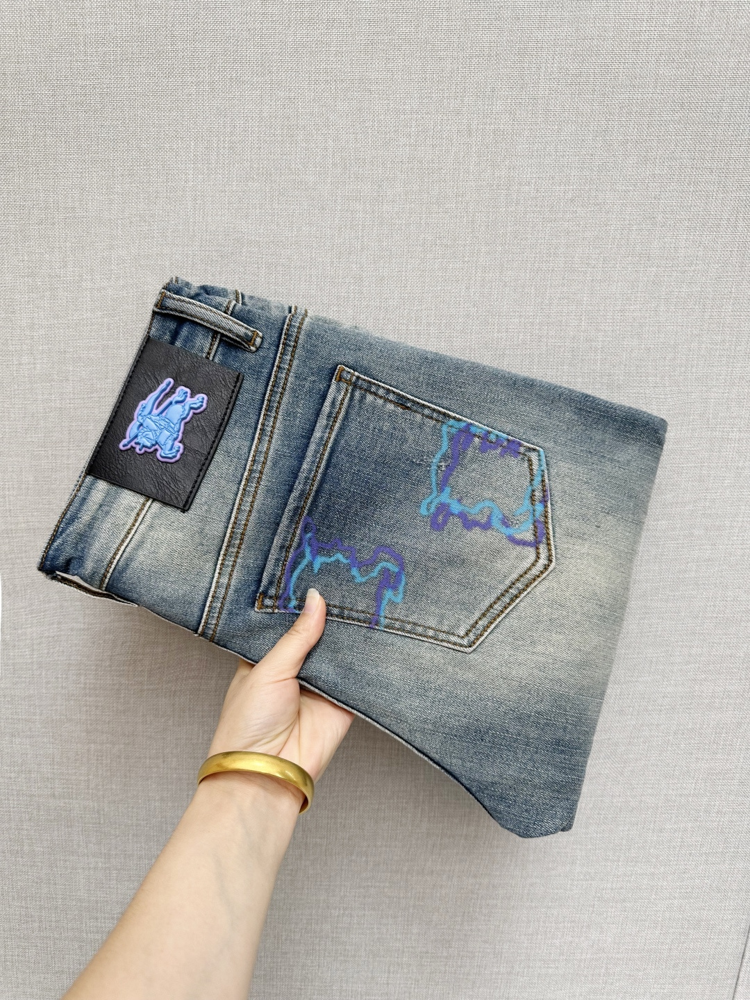 NO:539425,The official website counter is available at the same time. The original single product is a super stylish jeans, customized original washing denim fabric, unique design, top-grade printing craft letter pattern logo, original hardware and auxiliary decoration, extremely superior jeans, the materials and craftsmanship are extremely luxurious and exquisite, the grade is extremely high, the upper body is handsome and stylish, recommended, digits 29-38, jeans, alexander wang19860909官网专柜同步有售,原单狠货,超级有范儿的一款牛仔裤,定制原版水洗牛仔面料,独特设计,顶级印花工艺字母图案logo,原版五金辅料装饰,极为翘楚的一款牛仔裤,用料与工艺都极致奢华精湛,档次极高,上身帅气有型,推荐,码数29—38,,jeans,alexander wang,Men's clothing