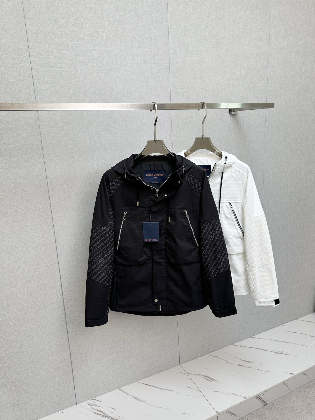 NO:539444,LV 2025 autumn and winter new hooded jacket, original single ruthless product, imported Italian fabric fashionable jacket, European counters synchronized, the upper body is more casual and elegant, the counter original hardware is luxurious and high-end customized accessories new work!  Luxury brand characteristics logo embellishment design, the highest quality shipment in the market, original auxiliary materials, the ultimate luxury!  Soft and comfortable. The upper body is so handsome!  Suitable for any scene!  Number of codes: M-3XL, louis vuitton, jackets & coats, hats, alexander wang19860909LV 2025秋冬新款连帽夹克 原单狠货 意大利进口面料时尚夹克 欧洲专柜同步,上身更随意大方,专柜原版五金奢华高档定制配饰新作！奢华品牌特质logo点缀设计,市场最高品质出货、原版辅料,奢华极致！柔软舒适.上身爆帅！适合任意场景！码数:M—3XL,,louis vuitton,jackets & coats,hats,alexander wang,Men's clothing