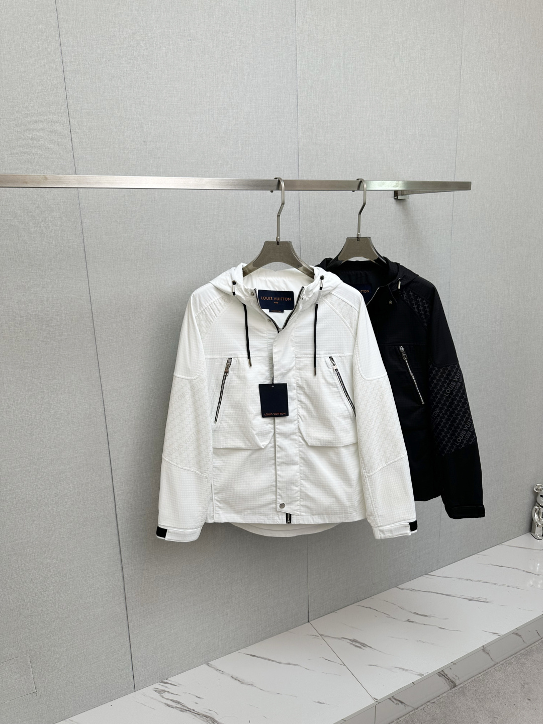 NO:571927,LV 2025 autumn and winter new hooded jacket, original order, fashionable jacket made of imported Italian fabrics, synchronized with European counters, the upper body is more casual and generous, new counters with original hardware, luxury and high-end customized accessories!  Luxurious brand-specific logo embellishment design, the highest quality shipments in the market, original accessories, the ultimate in luxury!  Soft and comfortable. The upper body is very handsome!  Suitable for any scene!  Size: M—3XL,,louis vuitton,jackets & coats,hats,alexander wang19860909LV 2025秋冬新款连帽夹克 原单狠货 意大利进口面料时尚夹克 欧洲专柜同步,上身更随意大方,专柜原版五金奢华高档定制配饰新作！奢华品牌特质logo点缀设计,市场最高品质出货、原版辅料,奢华极致！柔软舒适.上身爆帅！适合任意场景！码数:M—3XL,,louis vuitton,jackets & coats,hats,alexander wang,Men's clothing