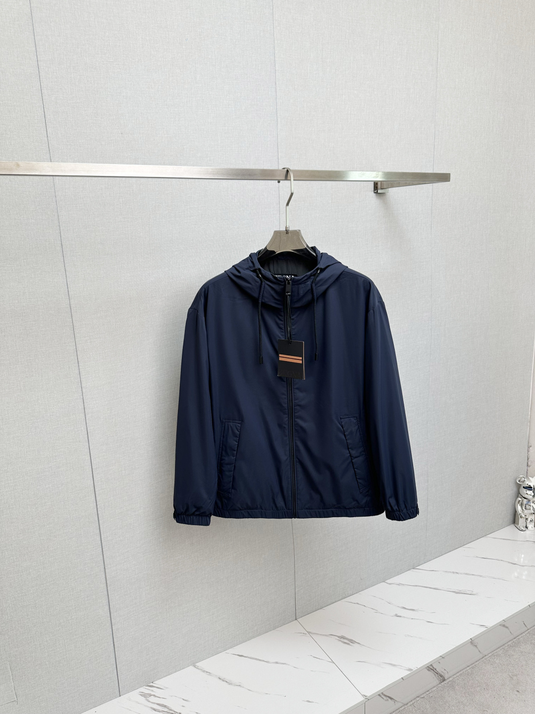 NO:539441,ZEGNA 2025 autumn and winter new hooded jacket, original single ruthless product, imported Italian fabric fashionable jacket, European counters synchronized, the upper body is more casual and elegant, the counter original hardware is luxurious and high-end customized accessories new work!  Luxury brand characteristics logo embellishment design, the highest quality shipment in the market, original auxiliary materials, the ultimate luxury!  Soft and comfortable. The upper body is so handsome!  Suitable for any scene!  Number of codes: M-3XL, Jackets & coats,hats,alexander wang19860909ZEGNA 2025秋冬新款连帽夹克 原单狠货 意大利进口面料时尚夹克 欧洲专柜同步,上身更随意大方,专柜原版五金奢华高档定制配饰新作！奢华品牌特质logo点缀设计,市场最高品质出货、原版辅料,奢华极致！柔软舒适.上身爆帅！适合任意场景！码数:M—3XL,,jackets & coats,hats,alexander wang,Men's clothing