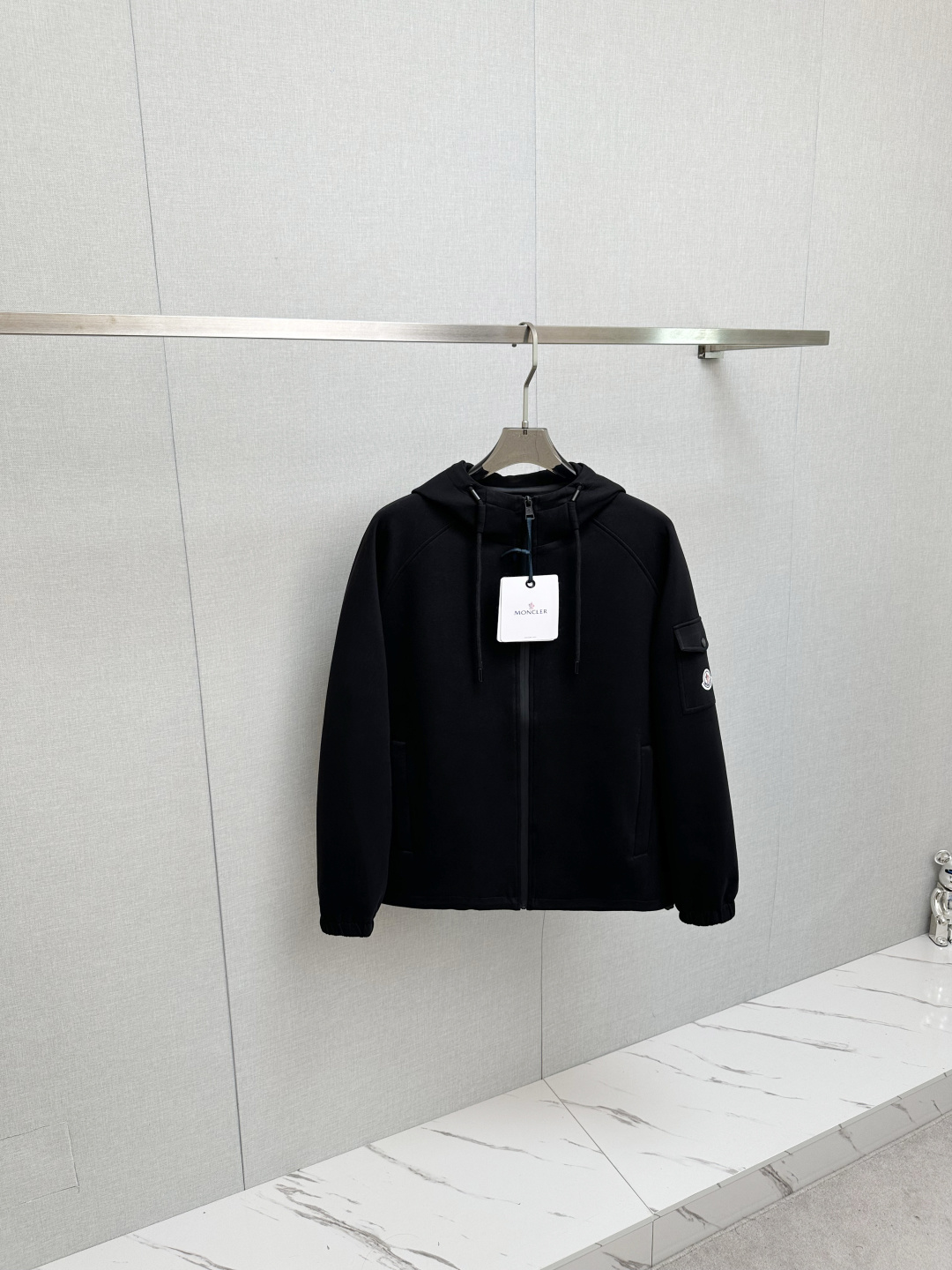 NO:539438,MO 2025 autumn and winter new hooded jacket, original single ruthless product, imported Italian fabric fashionable jacket, European counters synchronized, the upper body is more casual and elegant, the counter original hardware is luxurious high-end customized accessories new work!  Luxury brand characteristics logo embellishment design, the highest quality shipment in the market, original auxiliary materials, the ultimate luxury!  Soft and comfortable. The upper body is so handsome!  Suitable for any scene!  Number of codes: M-3XL, Jackets & coats,hats,alexander wang19860909MO 2025秋冬新款连帽夹克 原单狠货 意大利进口面料时尚夹克 欧洲专柜同步,上身更随意大方,专柜原版五金奢华高档定制配饰新作！奢华品牌特质logo点缀设计,市场最高品质出货、原版辅料,奢华极致！柔软舒适.上身爆帅！适合任意场景！码数:M—3XL,,jackets & coats,hats,alexander wang,Men's clothing