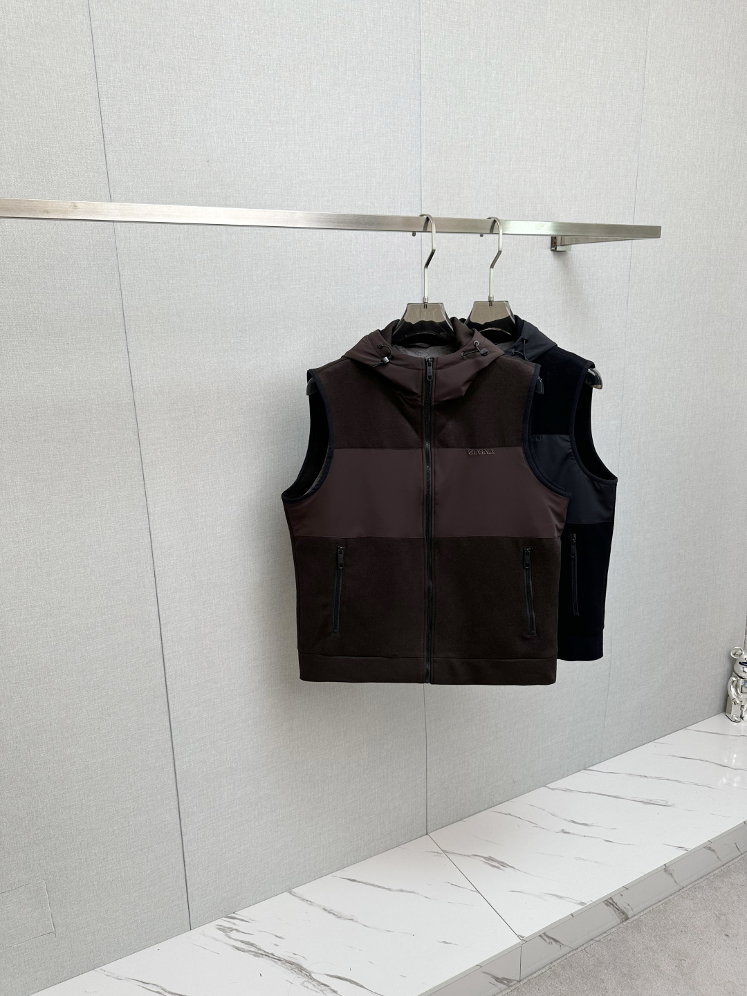 NO:539435,DIOR 2025 autumn and winter new vest, original single and ruthless goods, imported Italian fabric fashionable vest. European counters are synchronized, the upper body is more casual and elegant, and the counter original hardware is luxurious and high-end customized accessories new work!  Luxury brand characteristics logo embellishment design, the highest quality shipment in the market, original auxiliary materials, the ultimate luxury!  Soft and comfortable. The upper body is so handsome!  Suitable for any scene!  Number of codes: 48-56, dior, alexander wang19860909DIOR 2025秋冬新款马甲,原单狠货 意大利进口面料时尚马甲.欧洲专柜同步,上身更随意大方,专柜原版五金奢华高档定制配饰新作！奢华品牌特质logo点缀设计,市场最高品质出货、原版辅料,奢华极致！柔软舒适.上身爆帅！适合任意场景！码数:48—56,,dior,alexander wang,Men's clothing