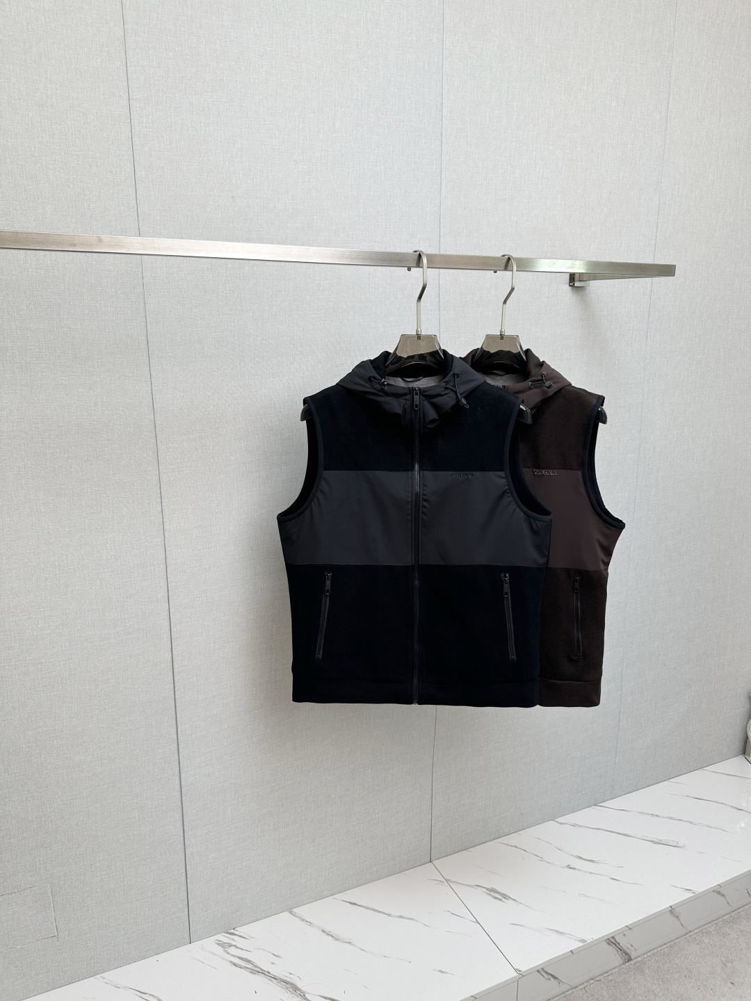 NO:571929,DIOR 2025 autumn and winter new vest, original order, fashionable vest made of imported Italian fabrics. European counters are synchronized, the upper body is more casual and elegant, the counter’s original hardware is a new luxury high-end customized accessory!  Luxurious brand-specific logo embellishment design, the highest quality shipments in the market, original accessories, the ultimate in luxury!  Soft and comfortable. The upper body is very handsome!  Suitable for any scene!  Code number: 48-56, dior, alexander wang19860909DIOR 2025秋冬新款马甲,原单狠货 意大利进口面料时尚马甲.欧洲专柜同步,上身更随意大方,专柜原版五金奢华高档定制配饰新作！奢华品牌特质logo点缀设计,市场最高品质出货、原版辅料,奢华极致！柔软舒适.上身爆帅！适合任意场景！码数:48—56,,dior,alexander wang,Men's clothing