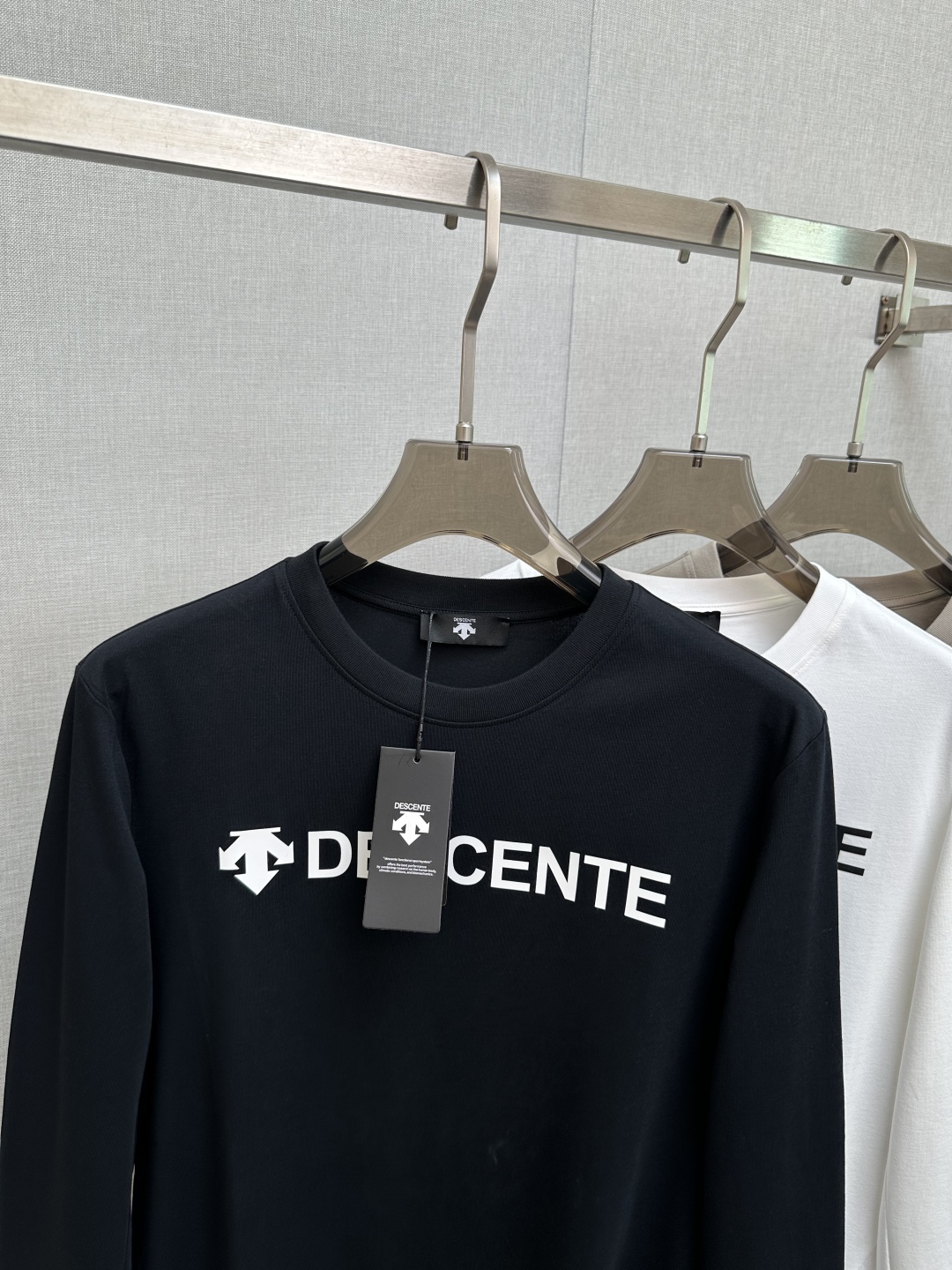 Men's Descente Long Sleeve T-Shirt Comfortable and Breathable Logo Design 3 cmp i1757073172854 4756 0 1