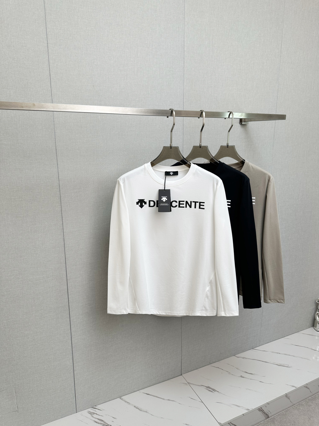 NO:526606,2025 autumn and winter new trade order long-sleeved base shirt, full quality!  !  Internet celebrity style!  The craftsmanship adopts the chest logo badge design!  The upper body is comfortable and breathable, not stiff, and the overall three-dimensional feeling is rich. Quality export orders, customized exclusive long-length cotton fabric tailoring to meet the simple needs of commuters for dressing. The upper body is very effective, it looks slim and not picky about the figure. The fabric workmanship... Improper, good craftsmanship can make you look good and tasteful, a must-have item for everyone!  Size 48-56, alexander wang198609092025秋冬新款贸易订单长袖打底衫,全品相！！网红款！工艺采用胸前logo徽章设计！上身舒适透气,不僵硬,整体有着丰富的立体感,品质出口订单,定制专属长绒棉面料剪裁,满足通勤人们对于着装的简约需求,上身效果很好,显瘦,不挑剔身材.面料做工....无可挑剔,好工艺好面料才能穿出好品味一款,人手必备单品！尺码48—56,,alexander wang,Men's clothing