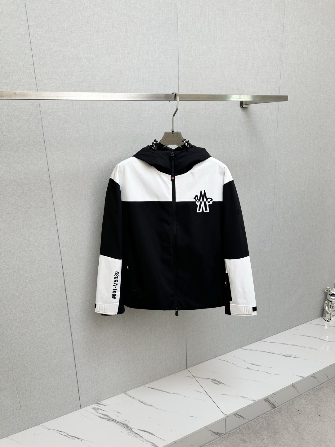 NO:567150,25 new autumn and winter Moncler two-color splicing jacket, imported fabrics, customized hardware, full of details, simple and fashionable, suitable for business, leisure and other occasions, size 48-56,,jackets & coats,alexander wang1986090925秋冬上新Moncler双色拼接外套 进口面料 定制五金 细节满满 简约时尚 适配商务、休闲等多种场合 码数48-56,,jackets & coats,alexander wang,Men's clothing