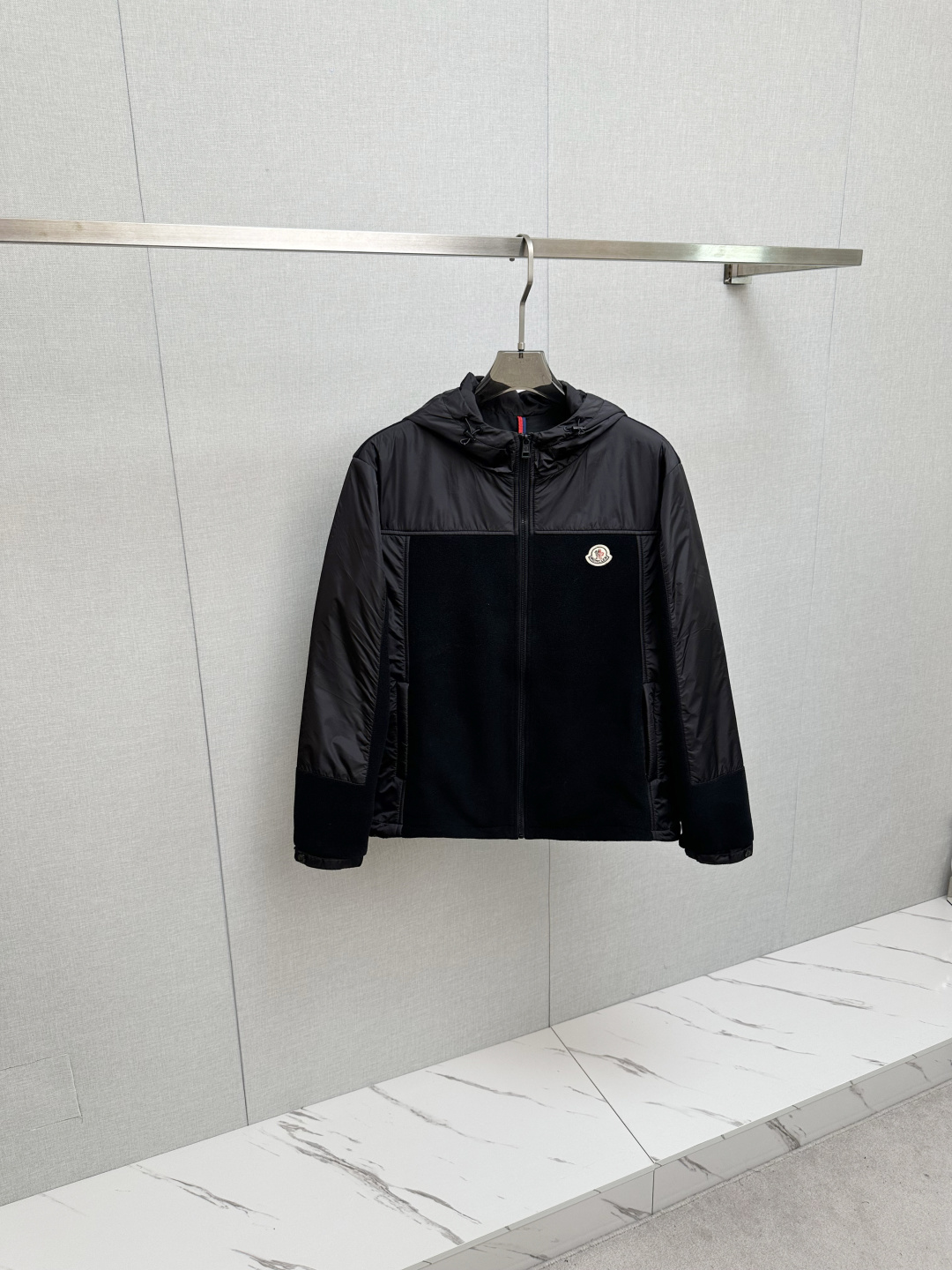 NO:550952,25 autumn and winter MONCLER hooded jacket is made of imported mountaineering velvet from Korea. The fabric is windproof and warm, anti-pilling, anti-static, and anti-dust absorbed. Customized hardware. Full of details. The upper body is comfortable and stands upright and stylish. Number of 48-56,,jackets & coats,hats,alexander wang1986090925秋冬MONCLER连帽外套 选用韩国进口登山绒 面料防风保暖、防起球、防静电、防止灰尘吸附 定制五金 细节满满 上身舒适且立挺有型 码数48-56,,jackets & coats,hats,alexander wang,Men's clothing