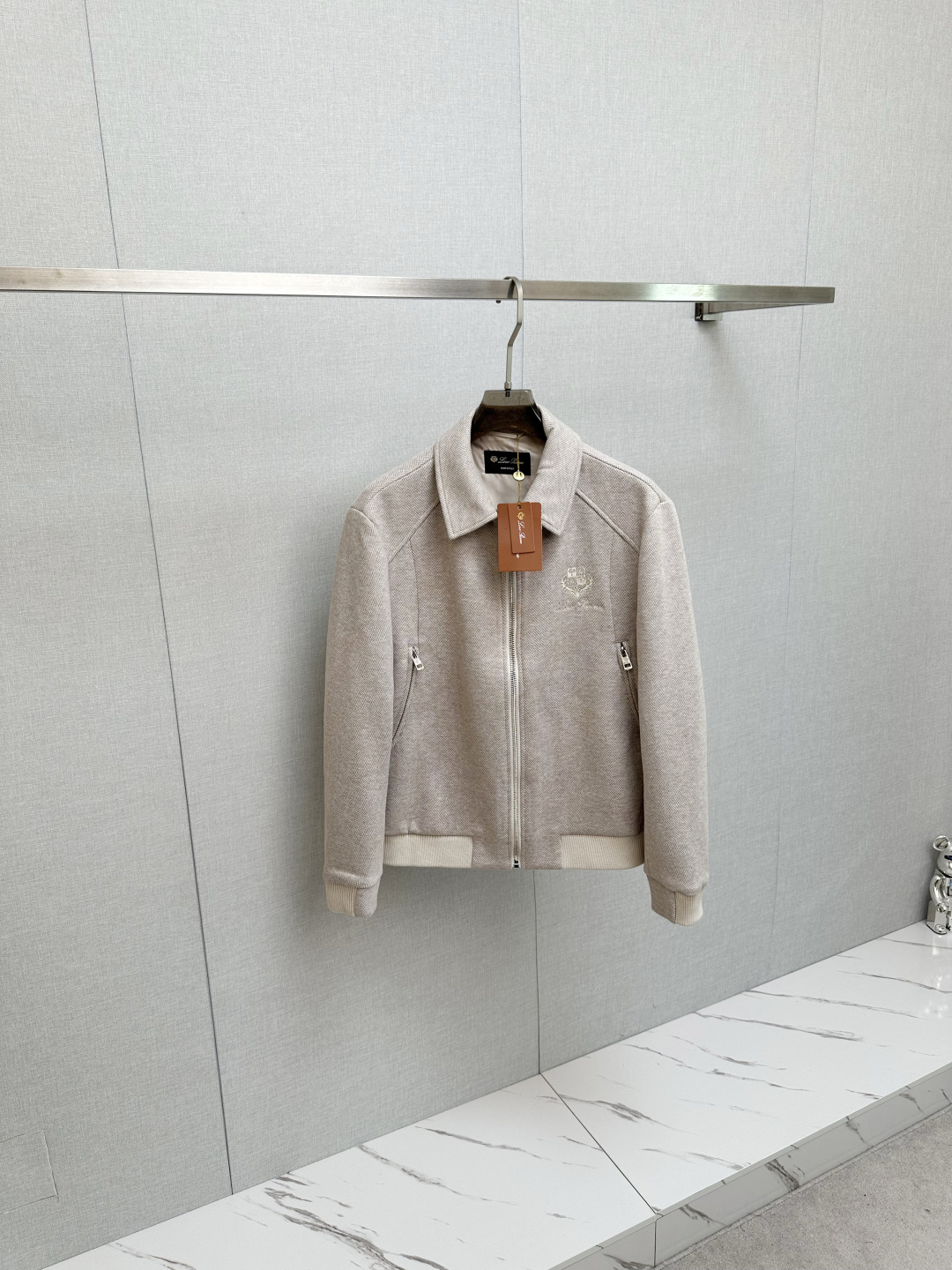 NO:550946,25 autumn and winter LP-Loropiana old-fashioned wool jacket jacket with oblique insertion bags on both sides, collar, cuffs, and hem spliced ​​with wool knitted ribs. Use imported fabrics. Custom hardware. The upper body is high-end and elegant. Classic and versatile. Number of 48-56. Loro pigaana, loro pigaana, jackets & coats, jackets & coats, alexander wang1986090925秋冬LP-Loropiana老钱风羊毛夹克外套 两侧斜插袋、领口、袖口、下摆部分拼接配色羊毛针织罗纹 选用进口面料 定制五金 上身高端大气 经典百搭 码数48-56,,loro piana,loro piana,jackets & coats,jackets & coats,alexander wang,Men's clothing