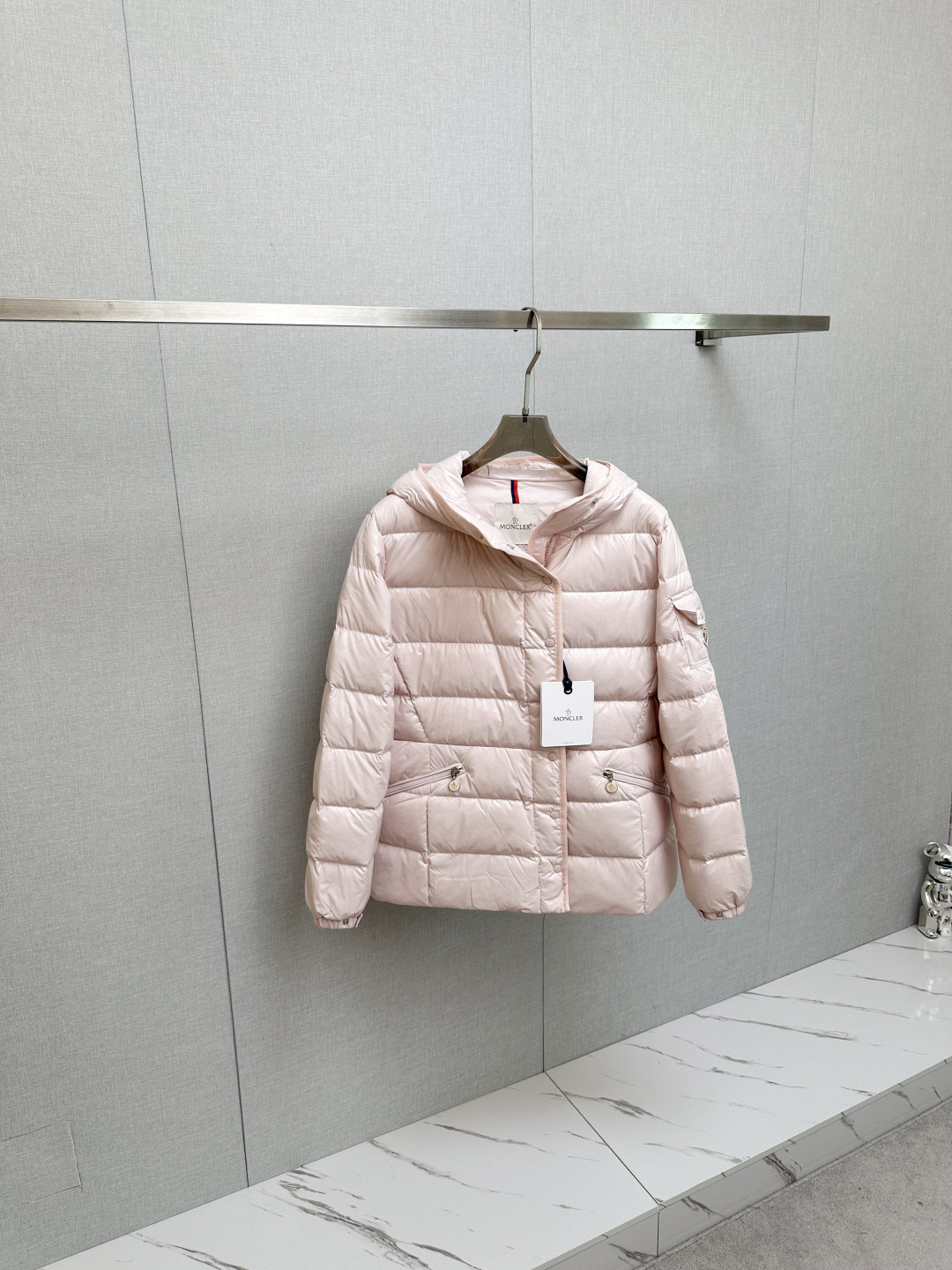 NO:550931,MO 2025 new down jacket, customized and developed hardware accessories are fully handled in place!  The upper body effect is excellent!  Versatile and fashionable and handsome!  The original memory silk fabric of the counter is straight and stylish, warm and bloated!  Excellent upper body. S-XL, down jacket, alexander wang19860909MO 2025新款羽绒服,定制开发五金配件所有细节处理全面到位 ！版型上身效果超赞！百搭时髦又帅气！专柜原版记忆丝面料质感立挺有型,保暖拒绝臃肿！上身超赞.码数S-XL,,down jacket,alexander wang,Men's clothing