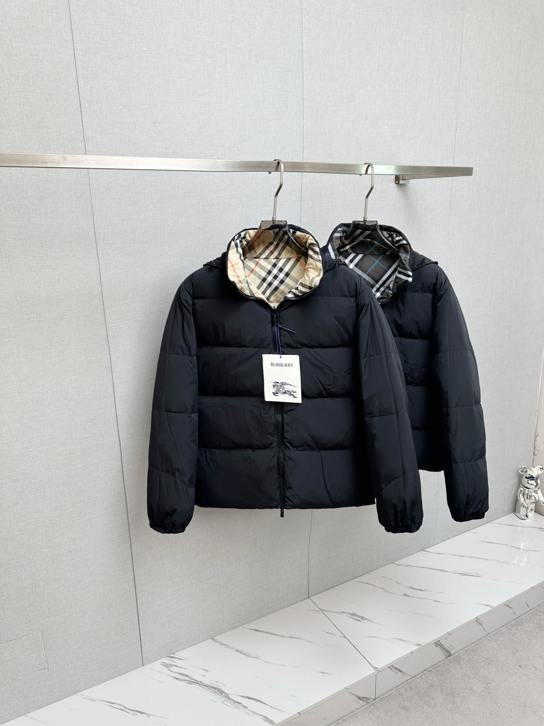 NO:550940,BURB double-sided new down jacket, customized and developed hardware accessories are fully handled in place!  The upper body effect is excellent!  Versatile and fashionable and handsome!  90 imported velvet fill!  The original memory silk fabric of the counter is straight and stylish, warm and bloated!  Excellent upper body. S-XL, burberry, down jacket, alexander wang19860909BURB 双面新款羽绒服,定制开发五金配件所有细节处理全面到位 ！版型上身效果超赞！百搭时髦又帅气！90进口天鹅绒填充！专柜原版记忆丝面料质感立挺有型,保暖拒绝臃肿！上身超赞.码数S—XL,,burberry,down jacket,alexander wang,Men's clothing