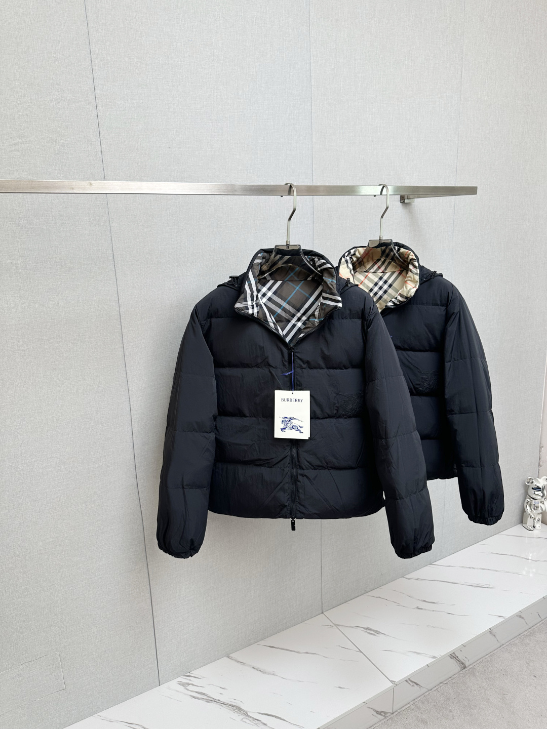 NO:648035,BURB double-sided new down jacket, custom-developed hardware accessories with all details handled in full!  The upper body effect of the version is great!  Versatile, fashionable and handsome!  90 imported velvet filling!  The original memory silk fabric at the counter has a straight and stylish texture, keeping you warm and not bulky!  The upper body is awesome. Size S—XL,,burberry,down jacket,alexander wang19860909BURB 双面新款羽绒服,定制开发五金配件所有细节处理全面到位 ！版型上身效果超赞！百搭时髦又帅气！90进口天鹅绒填充！专柜原版记忆丝面料质感立挺有型,保暖拒绝臃肿！上身超赞.码数S—XL,,burberry,down jacket,alexander wang,Men's clothing