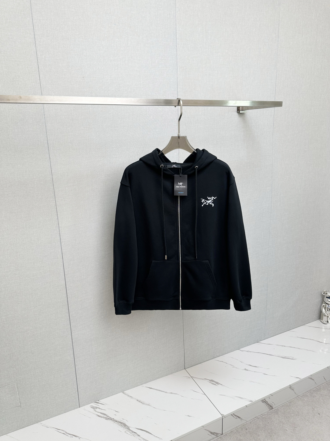 NO:565413,Niaojia's 2025 new hooded jacket is rarely available through trading company channels, and is the first to be sold on the official website!  The classic casual shirt has a unique design, a simple and clean, classic and fashionable version. It is a versatile style that can be switched at will. The fabric feels soft and delicate, highly moisture-absorbent and breathable. It is close to the skin and comfortable to wear. It can be worn alone as an inner layer or as a jacket. Its versatile performance is beyond your imagination!  The upper body of the ready-to-wear is simple and fashionable yet elegant!  Size M-3XL,,jil sander,jackets & coats,shirts,hats,alexander wang19860909鸟家 2025新款连帽外套 贸易公司渠道稀出,领先官网发售！经典休闲衬衫搭配独特的设计,简洁干净、经典时髦的版型设计,属于可随意切换风格的百搭款式,面料手感软糯细腻,极具吸湿透气性,贴身着穿亲肤舒适,即可单穿内搭、也可用来作为外套着穿搭配,其百搭性能超乎你的想象！成衣上身简约时髦又不失优雅感！码数M-3XL,,jil sander,jackets & coats,shirts,hats,alexander wang,Men's clothing