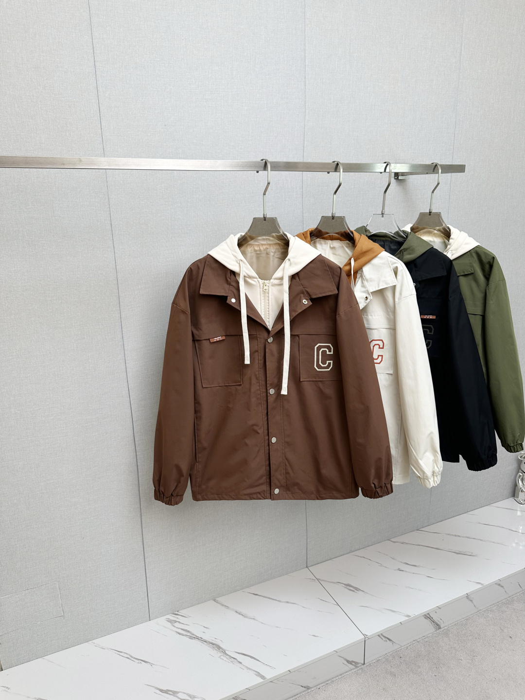 NO:565408,The 2025 new hooded jacket is rarely available through trading company channels, and is the first to be sold on the official website!  The classic casual shirt has a unique design, simple and clean, classic and fashionable version. It is a versatile style that can be switched at will. The fabric feels soft and delicate, highly moisture-absorbent and breathable. It is close to the skin and comfortable to wear. It can be worn alone as an inner layer or as a jacket. Its versatile performance is beyond your imagination!  The upper body of the ready-to-wear is simple and fashionable yet elegant!  Size M-3XL,,jackets & coats,shirts,hats,alexander wang198609092025新款连帽外套 贸易公司渠道稀出,领先官网发售！经典休闲衬衫搭配独特的设计,简洁干净、经典时髦的版型设计,属于可随意切换风格的百搭款式,面料手感软糯细腻,极具吸湿透气性,贴身着穿亲肤舒适,即可单穿内搭、也可用来作为外套着穿搭配,其百搭性能超乎你的想象！成衣上身简约时髦又不失优雅感！码数M-3XL,,jackets & coats,shirts,hats,alexander wang,Men's clothing