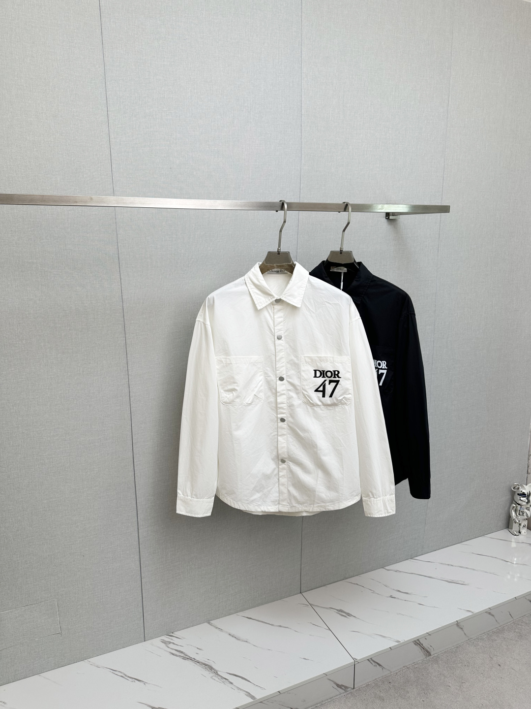 NO:565403,DIOR 2025 new shirts and jackets are rarely available through trading company channels, and are sold on the official website first!  The classic casual shirt has a unique design, simple and clean, classic and fashionable version. It is a versatile style that can be switched at will. The fabric feels soft and delicate, highly moisture-absorbent and breathable. It is close to the skin and comfortable to wear. It can be worn alone as an inner layer or as a jacket. Its versatile performance is beyond your imagination!  The upper body of the ready-to-wear is simple and fashionable yet elegant!  Size S—XL,,dior,jackets & coats,shirts,alexander wang19860909DIOR 2025新款衬衫外套 贸易公司渠道稀出,领先官网发售！经典休闲衬衫搭配独特的设计,简洁干净、经典时髦的版型设计,属于可随意切换风格的百搭款式,面料手感软糯细腻,极具吸湿透气性,贴身着穿亲肤舒适,即可单穿内搭、也可用来作为外套着穿搭配,其百搭性能超乎你的想象！成衣上身简约时髦又不失优雅感！码数S—XL,,dior,jackets & coats,shirts,alexander wang,Men's clothing