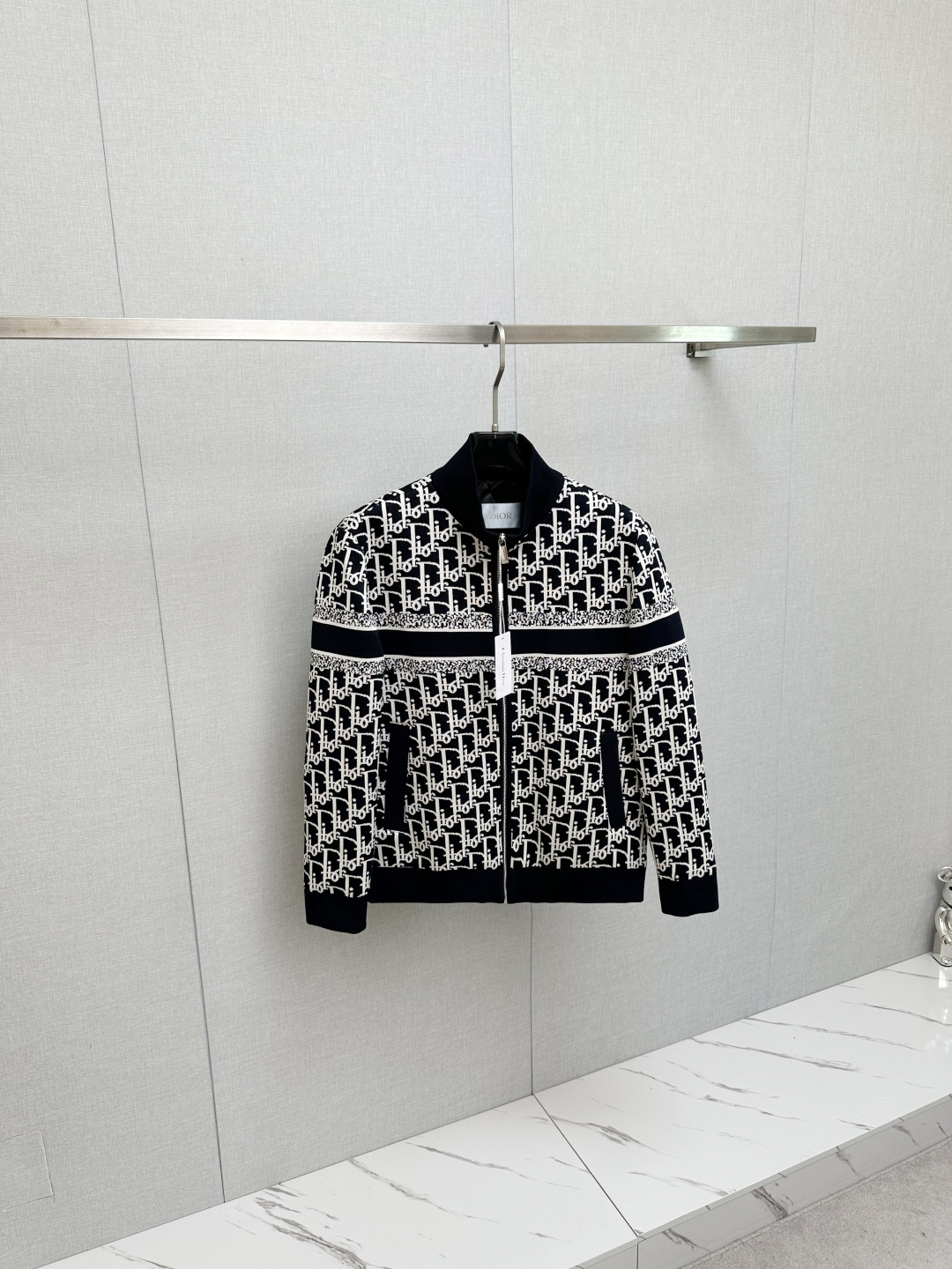 NO:571935,DIOR 2025 new autumn and winter jackets, original order, fashionable jackets made of Italian imported fabrics. European counters are synchronized, the upper body is more casual and generous, the counter's original hardware luxury high-end customized accessories are new!  Luxurious brand-specific logo embellishment design, the highest quality shipments in the market, original accessories, the ultimate in luxury!  Soft and comfortable. The upper body is very handsome!  Suitable for any scene!  Size:48-56,,dior,jackets & coats,jackets & coats,alexander wang19860909DIOR 2025秋冬新款夹克外套,原单狠货 意大利进口面料时尚夹克外套.欧洲专柜同步,上身更随意大方,专柜原版五金奢华高档定制配饰新作！奢华品牌特质logo点缀设计,市场最高品质出货、原版辅料,奢华极致！柔软舒适.上身爆帅！适合任意场景！码数:48-56,,dior,jackets & coats,jackets & coats,alexander wang,Men's clothing