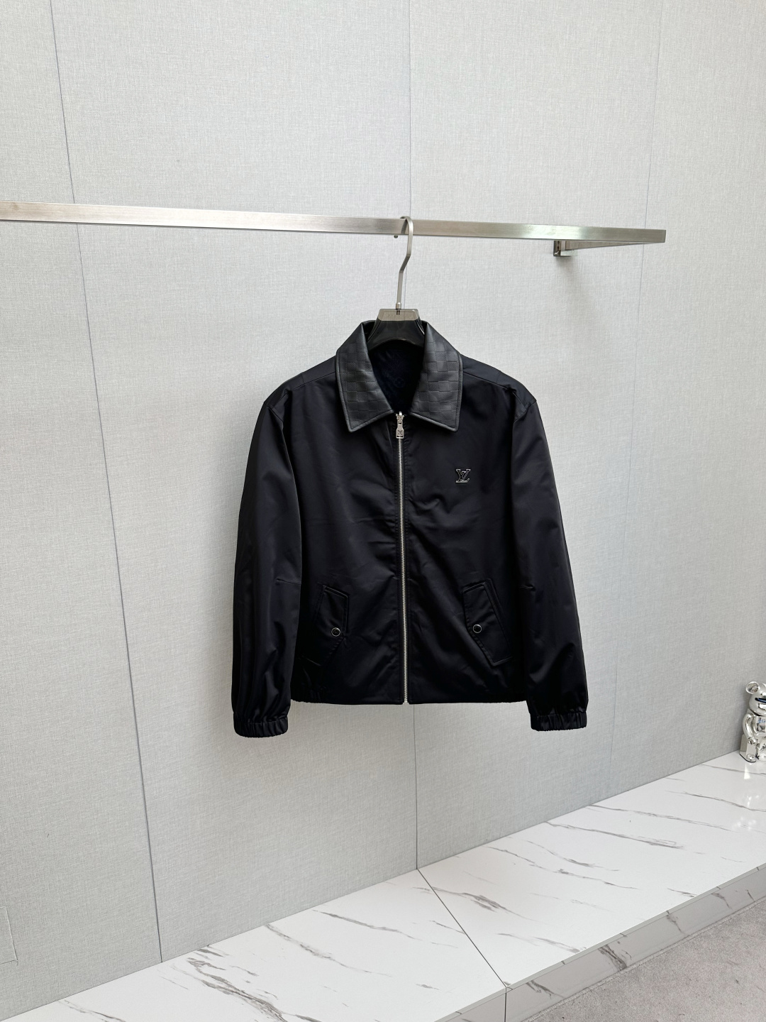 NO:539420,LV 2025 autumn and winter new jacket jacket, original single ruthless product, imported Italian fabric fashionable jacket jacket. European counters are synchronized, the upper body is more casual and elegant, and the counter original hardware is luxurious and high-end customized accessories new work!  Luxury brand characteristics logo embellishment design, the highest quality shipment in the market, original auxiliary materials, the ultimate luxury!  Soft and comfortable. The upper body is so handsome!  Suitable for any scene!  Number of codes: 48-56, louis vuitton, jackets & coats, jackets & coats, alexander wang19860909LV 2025秋冬新款夹克外套,原单狠货 意大利进口面料时尚夹克外套.欧洲专柜同步,上身更随意大方,专柜原版五金奢华高档定制配饰新作！奢华品牌特质logo点缀设计,市场最高品质出货、原版辅料,奢华极致！柔软舒适.上身爆帅！适合任意场景！码数:48-56,,louis vuitton,jackets & coats,jackets & coats,alexander wang,Men's clothing