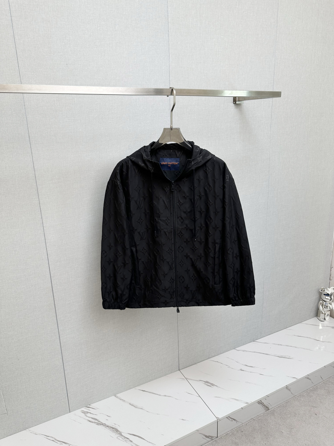 NO:571941,LV 2025 autumn and winter new jackets, original goods, fashionable jackets made of imported Italian fabrics. European counters are synchronized, the upper body is more casual and generous, and the counter's original hardware luxury high-end customized accessories are new!  Luxurious brand-specific logo embellishment design, the highest quality shipments in the market, original accessories, the ultimate in luxury!  Soft and comfortable. The upper body is very handsome!  Suitable for any scene!  Size:48-56,,louis vuitton,jackets & coats,jackets & coats,alexander wang19860909LV 2025秋冬新款夹克外套,原单狠货 意大利进口面料时尚夹克外套.欧洲专柜同步,上身更随意大方,专柜原版五金奢华高档定制配饰新作！奢华品牌特质logo点缀设计,市场最高品质出货、原版辅料,奢华极致！柔软舒适.上身爆帅！适合任意场景！码数:48-56,,louis vuitton,jackets & coats,jackets & coats,alexander wang,Men's clothing