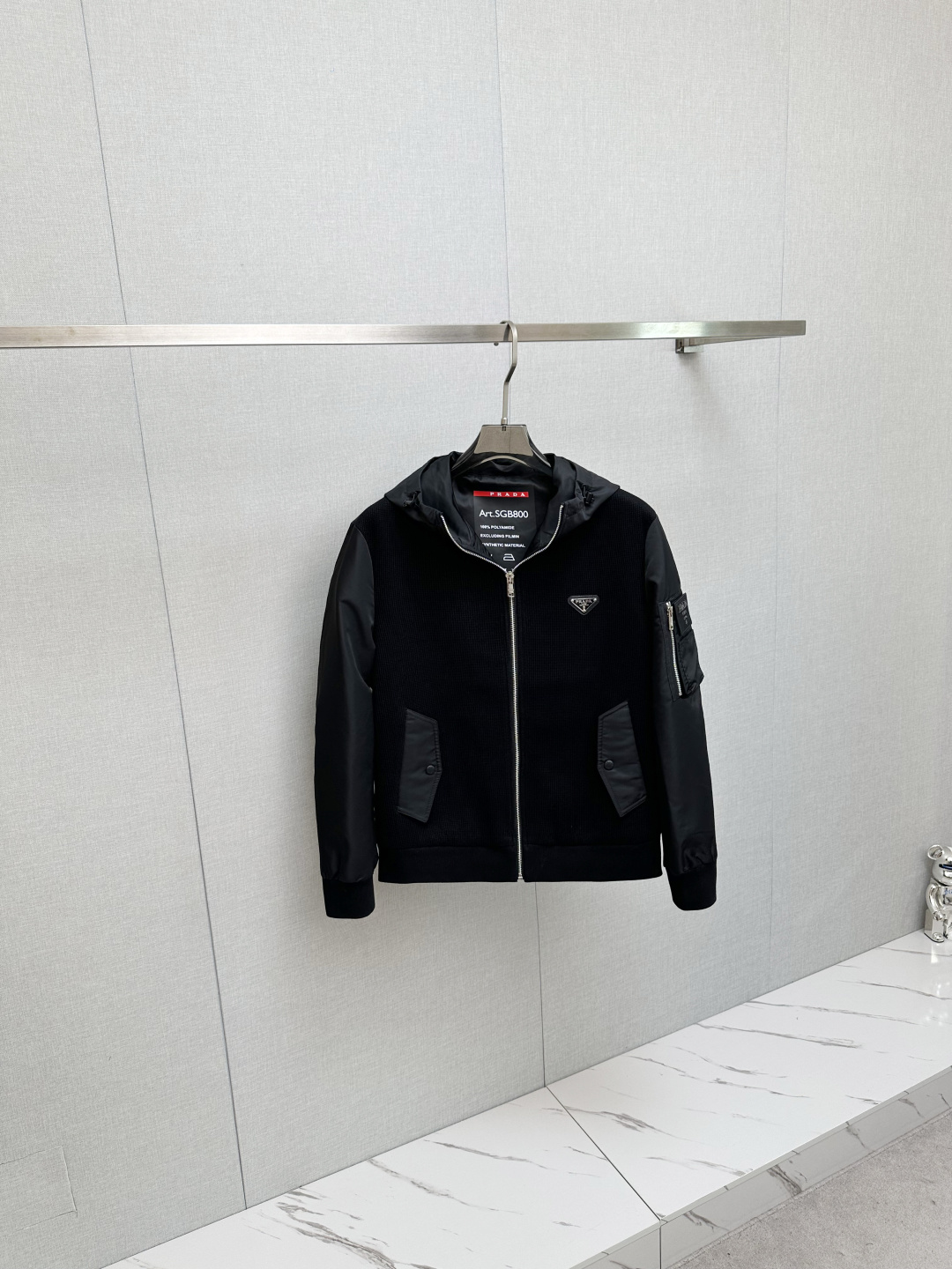 NO:539417,PRADA 2025 autumn and winter new jacket jacket, original single ruthless product, imported Italian fabric fashionable jacket jacket. European counters are synchronized, the upper body is more casual and elegant, and the counter original hardware is luxurious and high-end customized accessories new work!  Luxury brand characteristics logo embellishment design, the highest quality shipment in the market, original auxiliary materials, the ultimate luxury!  Soft and comfortable. The upper body is so handsome!  Suitable for any scene!  Number of codes: 48-56, prada, jackets & coats, jackets & coats, alexander wang19860909PRADA 2025秋冬新款夹克外套,原单狠货 意大利进口面料时尚夹克外套.欧洲专柜同步,上身更随意大方,专柜原版五金奢华高档定制配饰新作！奢华品牌特质logo点缀设计,市场最高品质出货、原版辅料,奢华极致！柔软舒适.上身爆帅！适合任意场景！码数:48-56,,prada,jackets & coats,jackets & coats,alexander wang,Men's clothing