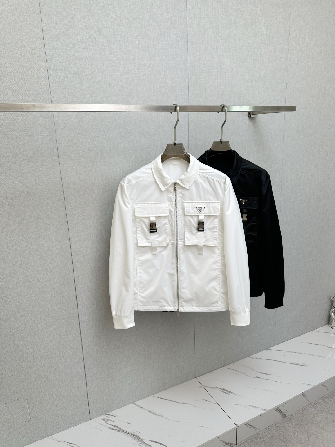 NO:539419,PRADA 2025 autumn and winter new jacket jacket, original single ruthless product, imported Italian fabric fashionable jacket jacket. European counters are synchronized, the upper body is more casual and elegant, and the counter original hardware is luxurious and high-end customized accessories new work!  Luxury brand characteristics logo embellishment design, the highest quality shipment in the market, original auxiliary materials, the ultimate luxury!  Soft and comfortable. The upper body is so handsome!  Suitable for any scene!  Number of codes: 48-56, prada, jackets & coats, jackets & coats, alexander wang19860909PRADA 2025秋冬新款夹克外套,原单狠货 意大利进口面料时尚夹克外套.欧洲专柜同步,上身更随意大方,专柜原版五金奢华高档定制配饰新作！奢华品牌特质logo点缀设计,市场最高品质出货、原版辅料,奢华极致！柔软舒适.上身爆帅！适合任意场景！码数:48-56,,prada,jackets & coats,jackets & coats,alexander wang,Men's clothing