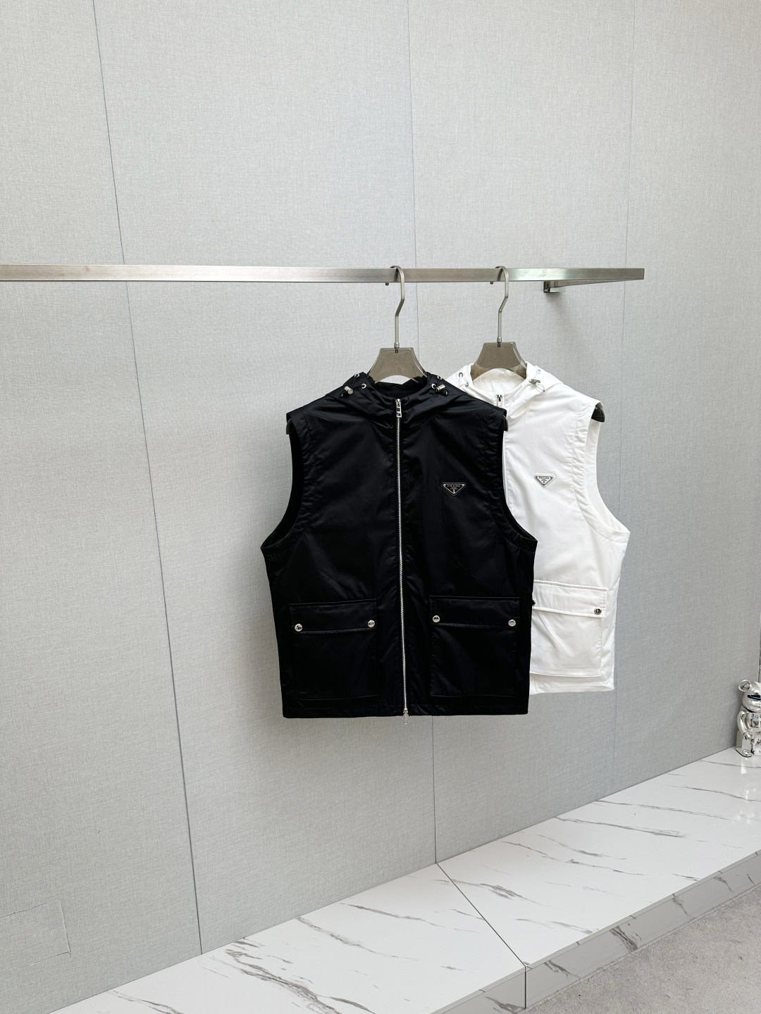 NO:571939,PRADA 2025 new autumn and winter vest jacket, the original order is a fashionable jacket made of imported Italian fabrics. The European counters are synchronized, the upper body is more casual and generous, the counter's original hardware luxury high-end customized accessories are new!  Luxurious brand-specific logo embellishment design, the highest quality shipments in the market, original accessories, the ultimate in luxury!  Soft and comfortable. The upper body is very handsome!  Suitable for any scene!  Size:48-56,,prada,jackets & coats,jackets & coats,alexander wang19860909PRADA 2025秋冬新款马甲外套,原单狠货 意大利进口面料时尚夹克外套.欧洲专柜同步,上身更随意大方,专柜原版五金奢华高档定制配饰新作！奢华品牌特质logo点缀设计,市场最高品质出货、原版辅料,奢华极致！柔软舒适.上身爆帅！适合任意场景！码数:48-56,,prada,jackets & coats,jackets & coats,alexander wang,Men's clothing