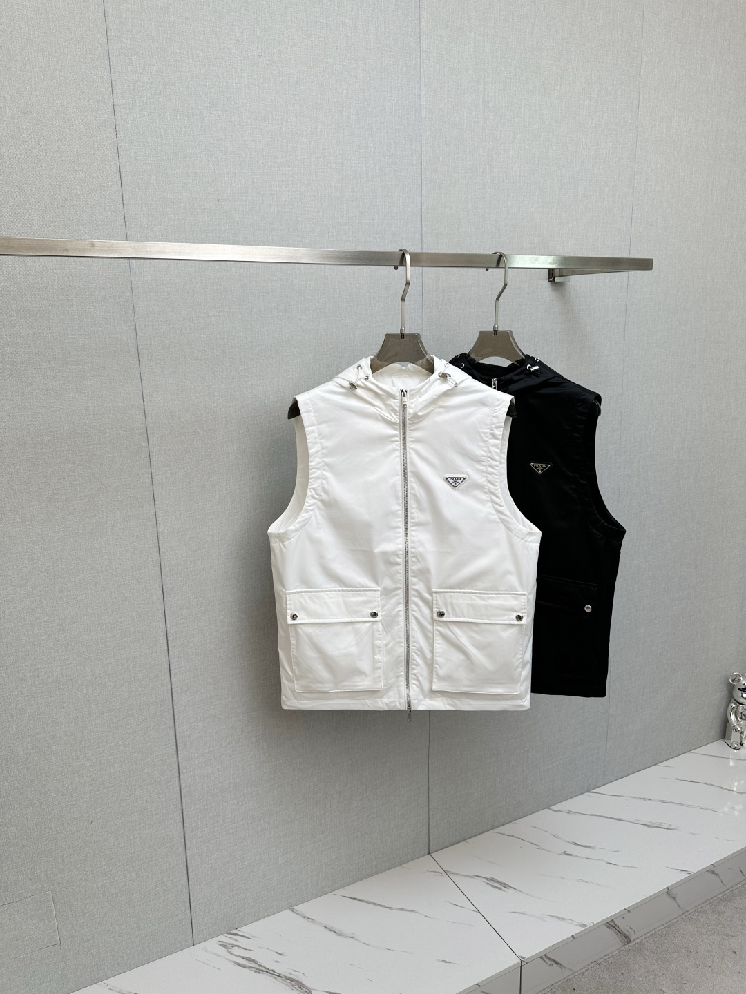 NO:539418,PRADA 2025 autumn and winter new vest jacket, original single rude product, imported Italian fabric fashionable jacket. European counters are synchronized, the upper body is more casual and elegant, the counter original hardware is luxurious and high-end customized accessories new work!  Luxury brand characteristics logo embellishment design, the highest quality shipment in the market, original auxiliary materials, the ultimate luxury!  Soft and comfortable. The upper body is so handsome!  Suitable for any scene!  Number of codes: 48-56, prada, jackets & coats, jackets & coats, alexander wang19860909PRADA 2025秋冬新款马甲外套,原单狠货 意大利进口面料时尚夹克外套.欧洲专柜同步,上身更随意大方,专柜原版五金奢华高档定制配饰新作！奢华品牌特质logo点缀设计,市场最高品质出货、原版辅料,奢华极致！柔软舒适.上身爆帅！适合任意场景！码数:48-56,,prada,jackets & coats,jackets & coats,alexander wang,Men's clothing