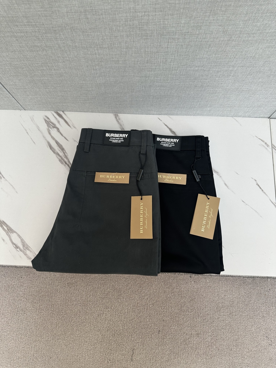 NO:524522,BURB men's original single casual pants, heavy recommendation!  This model uses original exclusive fabric!  The craftsmanship is top-notch, design logo hardware modification!  The three-dimensional sense is extremely stunning and stunning. The pattern is presented by the iconic brand pattern. It has a very distinctive and high-end and fashionable look, which strongly demonstrates the identity!  In addition, it has a lot of cotton feel, both comfort and breathability, extremely delicate touch, and excellent skin-friendly!  The details are perfect, with all kinds of exquisite and exquisite, with a strong sense of styling, full of upper body styles, and belongs to the unique type on the market!  Size 29-38, Burberry,alexander wang19860909BURB 男士原单休闲裤 重磅推荐！此款所运用原版专属面料！还是工艺都堪称顶尖,设计logo五金修饰！立体感极强,视觉极其惊艳震撼,图案由标志性的品牌图案呈现,辨识度非常鲜明且高级时髦,有力彰显身份！此外棉感十足,舒适性与透气性兼备,触感极为细腻,亲肤性绝佳！细节完美如斯,各种精湛考究 造型感极强,上身型款十足,属于市面独一无二的类型！尺码29-38,,burberry,alexander wang,Men's clothing