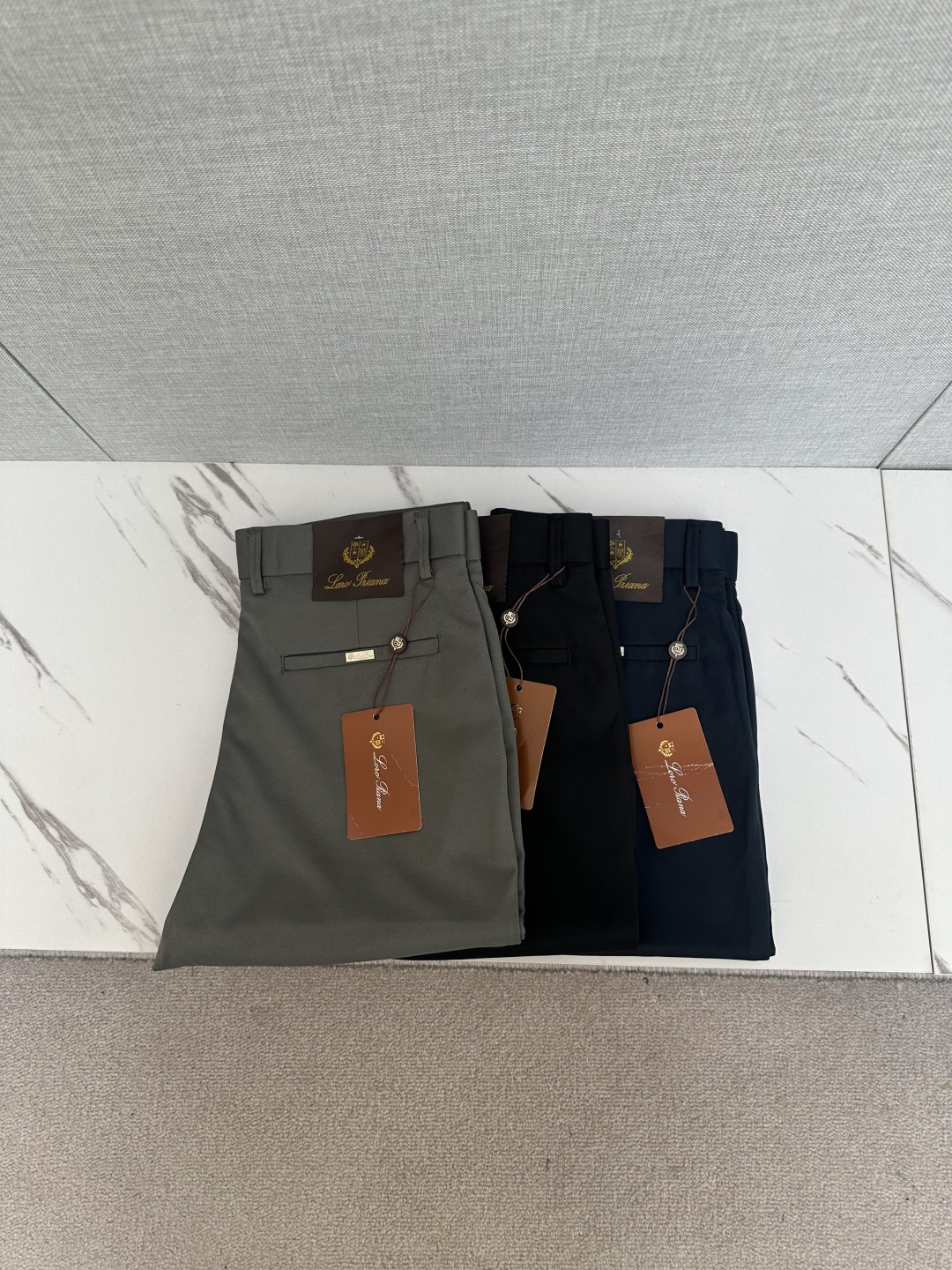 NO:524519,Men's original single casual pants, heavy recommendation!  This model uses original exclusive fabric!  The craftsmanship is top-notch, design logo hardware modification!  The three-dimensional sense is extremely stunning and stunning. The pattern is presented by the iconic brand pattern. It has a very distinctive and high-end and fashionable look, which strongly demonstrates the identity!  In addition, it has a lot of cotton feel, both comfort and breathability, extremely delicate touch, and excellent skin-friendly!  The details are perfect, with all kinds of exquisite and exquisite, with a strong sense of styling, full of upper body styles, and belongs to the unique type on the market!  Size 29-38, alexander wang19860909男士原单休闲裤 重磅推荐！此款所运用原版专属面料！还是工艺都堪称顶尖,设计logo五金修饰！立体感极强,视觉极其惊艳震撼,图案由标志性的品牌图案呈现,辨识度非常鲜明且高级时髦,有力彰显身份！此外棉感十足,舒适性与透气性兼备,触感极为细腻,亲肤性绝佳！细节完美如斯,各种精湛考究 造型感极强,上身型款十足,属于市面独一无二的类型！尺码29-38,,alexander wang,Men's clothing