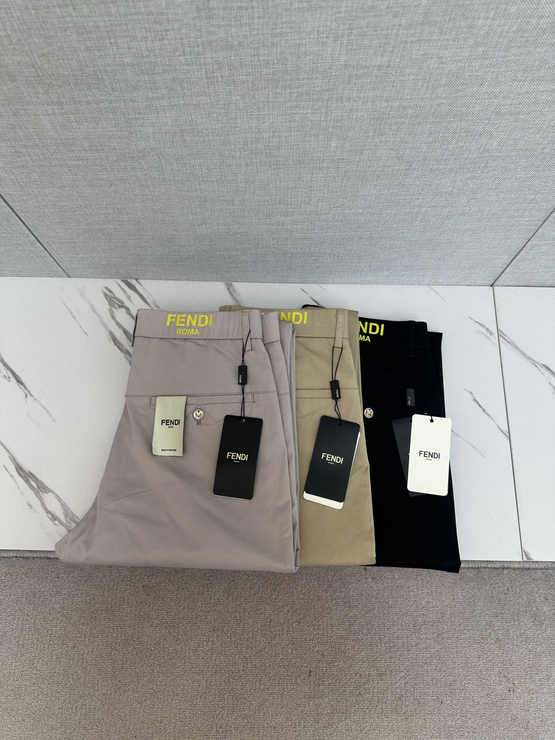 NO:524538,FD Men's original single casual pants, heavy recommendation!  This model uses original exclusive fabric!  The craftsmanship is top-notch, design logo hardware modification!  The three-dimensional sense is extremely stunning and stunning. The pattern is presented by the iconic brand pattern. It has a very distinctive and high-end and fashionable look, which strongly demonstrates the identity!  In addition, it has a lot of cotton feel, both comfort and breathability, extremely delicate touch, and excellent skin-friendly!  The details are perfect, with all kinds of exquisite and exquisite, with a strong sense of styling, full of upper body styles, and belongs to the unique type on the market!  Size 29-38, alexander wang19860909FD 男士原单休闲裤 重磅推荐！此款所运用原版专属面料！还是工艺都堪称顶尖,设计logo五金修饰！立体感极强,视觉极其惊艳震撼,图案由标志性的品牌图案呈现,辨识度非常鲜明且高级时髦,有力彰显身份！此外棉感十足,舒适性与透气性兼备,触感极为细腻,亲肤性绝佳！细节完美如斯,各种精湛考究 造型感极强,上身型款十足,属于市面独一无二的类型！尺码29-38,,alexander wang,Men's clothing