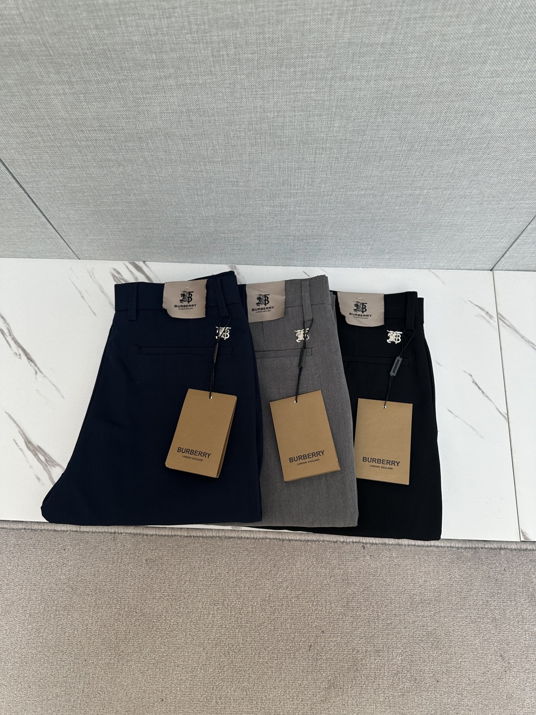 NO:524536,BURB men's original single casual pants, heavy recommendation!  This model uses original exclusive fabric!  The craftsmanship is top-notch, design logo hardware modification!  The three-dimensional sense is extremely stunning and stunning. The pattern is presented by the iconic brand pattern. It has a very distinctive and high-end and fashionable look, which strongly demonstrates the identity!  In addition, it has a lot of cotton feel, both comfort and breathability, extremely delicate touch, and excellent skin-friendly!  The details are perfect, with all kinds of exquisite and exquisite, with a strong sense of styling, full of upper body styles, and belongs to the unique type on the market!  Size 29-38, Burberry,alexander wang19860909BURB 男士原单休闲裤 重磅推荐！此款所运用原版专属面料！还是工艺都堪称顶尖,设计logo五金修饰！立体感极强,视觉极其惊艳震撼,图案由标志性的品牌图案呈现,辨识度非常鲜明且高级时髦,有力彰显身份！此外棉感十足,舒适性与透气性兼备,触感极为细腻,亲肤性绝佳！细节完美如斯,各种精湛考究 造型感极强,上身型款十足,属于市面独一无二的类型！尺码29-38,,burberry,alexander wang,Men's clothing