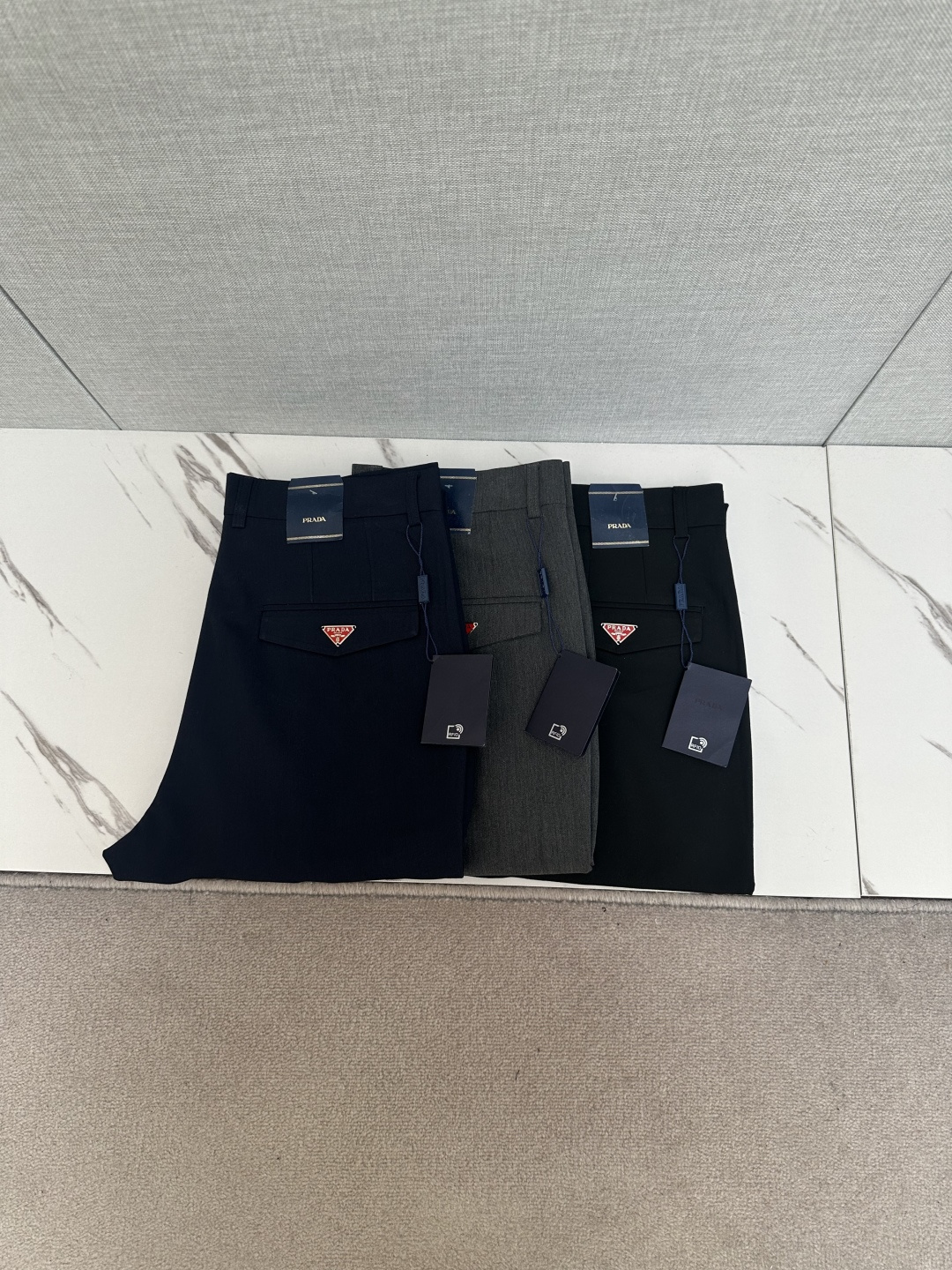 NO:524534,PRADA men's original single casual pants, heavy recommendation!  This model uses original exclusive fabric!  The craftsmanship is top-notch, design logo hardware modification!  The three-dimensional sense is extremely stunning and stunning. The pattern is presented by the iconic brand pattern. It has a very distinctive and high-end and fashionable look, which strongly demonstrates the identity!  In addition, it has a lot of cotton feel, both comfort and breathability, extremely delicate touch, and excellent skin-friendly!  The details are perfect, with all kinds of exquisite and exquisite, with a strong sense of styling, full of upper body styles, and belongs to the unique type on the market!  Size 29-38, prada,alexander wang19860909PRADA 男士原单休闲裤 重磅推荐！此款所运用原版专属面料！还是工艺都堪称顶尖,设计logo五金修饰！立体感极强,视觉极其惊艳震撼,图案由标志性的品牌图案呈现,辨识度非常鲜明且高级时髦,有力彰显身份！此外棉感十足,舒适性与透气性兼备,触感极为细腻,亲肤性绝佳！细节完美如斯,各种精湛考究 造型感极强,上身型款十足,属于市面独一无二的类型！尺码29-38,,prada,alexander wang,Men's clothing