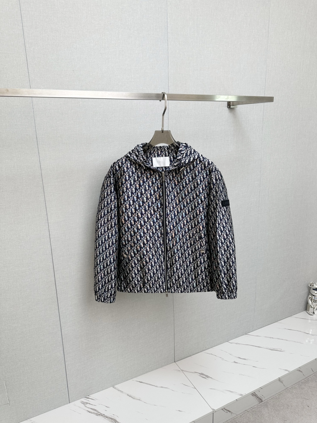 NO:526433,DIOR 2025 autumn and winter new jacket jacket, top-grade fabric. Original hardware accessories, European counters synchronized, the upper body is more casual and elegant, the counter original hardware is luxurious and high-end customized accessories new work!  Luxury brand characteristics logo embellishment design, the highest quality shipment in the market, original auxiliary materials, the ultimate luxury!  Soft and comfortable. The upper body is so handsome!  Suitable for any scene!  Number of codes: M-3XL, dior, jackets & coats, jackets & coats, alexander wang19860909DIOR 2025秋冬新款夹克外套,顶级面料.原版五金配件,欧洲专柜同步,上身更随意大方,专柜原版五金奢华高档定制配饰新作！奢华品牌特质logo点缀设计,市场最高品质出货、原版辅料,奢华极致！柔软舒适.上身爆帅！适合任意场景！码数:M-3XL,,dior,jackets & coats,jackets & coats,alexander wang,Men's clothing