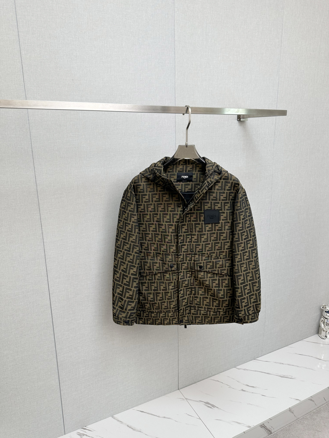 NO:526434,FD 2025 autumn and winter new jacket jacket, top-grade fabric. Original hardware accessories, European counters synchronized, the upper body is more casual and elegant, the counter original hardware is luxurious and high-end customized accessories new work!  Luxury brand characteristics logo embellishment design, the highest quality shipment in the market, original auxiliary materials, the ultimate luxury!  Soft and comfortable. The upper body is so handsome!  Suitable for any scene!  Code count: M-3XL, Jackets & coats, Jackets & coats, alexander wang19860909FD 2025秋冬新款夹克外套,顶级面料.原版五金配件,欧洲专柜同步,上身更随意大方,专柜原版五金奢华高档定制配饰新作！奢华品牌特质logo点缀设计,市场最高品质出货、原版辅料,奢华极致！柔软舒适.上身爆帅！适合任意场景！码数:M-3XL,,jackets & coats,jackets & coats,alexander wang,Men's clothing