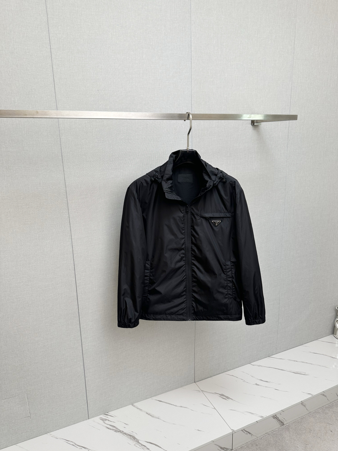 NO:525518,PRADA 2025 autumn and winter new jacket jacket, top-grade fabric. Original hardware accessories, European counters synchronized, the upper body is more casual and elegant, the counter original hardware is luxurious and high-end customized accessories new work!  Luxury brand characteristics logo embellishment design, the highest quality shipment in the market, original auxiliary materials, the ultimate luxury!  Soft and comfortable. The upper body is so handsome!  Suitable for any scene!  Number of codes: M-3XL, prada, jackets & coats, jackets & coats, alexander wang19860909PRADA 2025秋冬新款夹克外套,顶级面料.原版五金配件,欧洲专柜同步,上身更随意大方,专柜原版五金奢华高档定制配饰新作！奢华品牌特质logo点缀设计,市场最高品质出货、原版辅料,奢华极致！柔软舒适.上身爆帅！适合任意场景！码数:M-3XL,,prada,jackets & coats,jackets & coats,alexander wang,Men's clothing