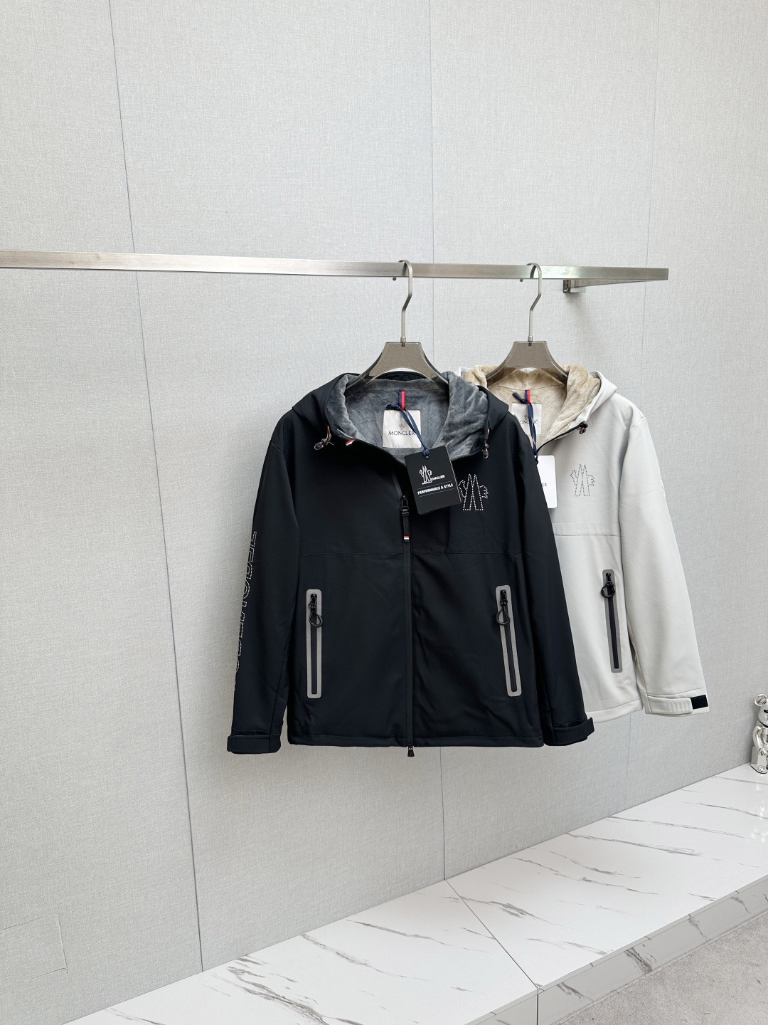 NO:526431,MO 2025 autumn and winter new jacket jacket, top-grade fabric. Original hardware accessories, European counters synchronized, the upper body is more casual and elegant, the counter original hardware is luxurious and high-end customized accessories new work!  Luxury brand characteristics logo embellishment design, the highest quality shipment in the market, original auxiliary materials, the ultimate luxury!  Soft and comfortable. The upper body is so handsome!  Suitable for any scene!  Number of codes: M-3XL, Moncler, jackets & coats, jackets & coats, alexander wang19860909MO 蒙口 2025秋冬新款夹克外套,顶级面料.原版五金配件,欧洲专柜同步,上身更随意大方,专柜原版五金奢华高档定制配饰新作！奢华品牌特质logo点缀设计,市场最高品质出货、原版辅料,奢华极致！柔软舒适.上身爆帅！适合任意场景！码数:M-3XL,,Moncler,jackets & coats,jackets & coats,alexander wang,Men's clothing