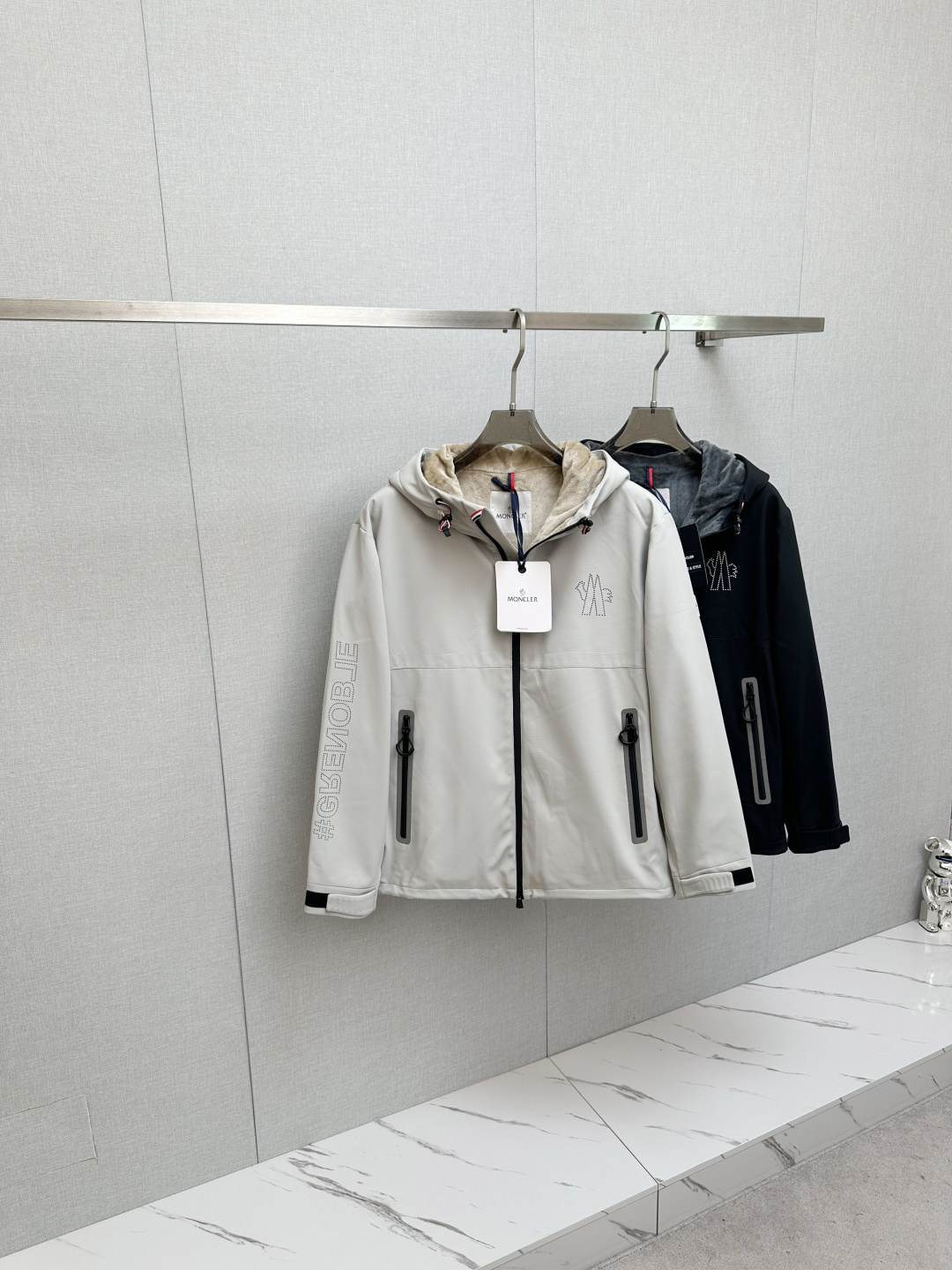 NO:525516,MO 2025 autumn and winter new jacket jacket, top-grade fabric. Original hardware accessories, European counters synchronized, the upper body is more casual and elegant, the counter original hardware is luxurious and high-end customized accessories new work!  Luxury brand characteristics logo embellishment design, the highest quality shipment in the market, original auxiliary materials, the ultimate luxury!  Soft and comfortable. The upper body is so handsome!  Suitable for any scene!  Number of codes: M-3XL, Moncler, jackets & coats, jackets & coats, alexander wang19860909MO 蒙口 2025秋冬新款夹克外套,顶级面料.原版五金配件,欧洲专柜同步,上身更随意大方,专柜原版五金奢华高档定制配饰新作！奢华品牌特质logo点缀设计,市场最高品质出货、原版辅料,奢华极致！柔软舒适.上身爆帅！适合任意场景！码数:M-3XL,,Moncler,jackets & coats,jackets & coats,alexander wang,Men's clothing