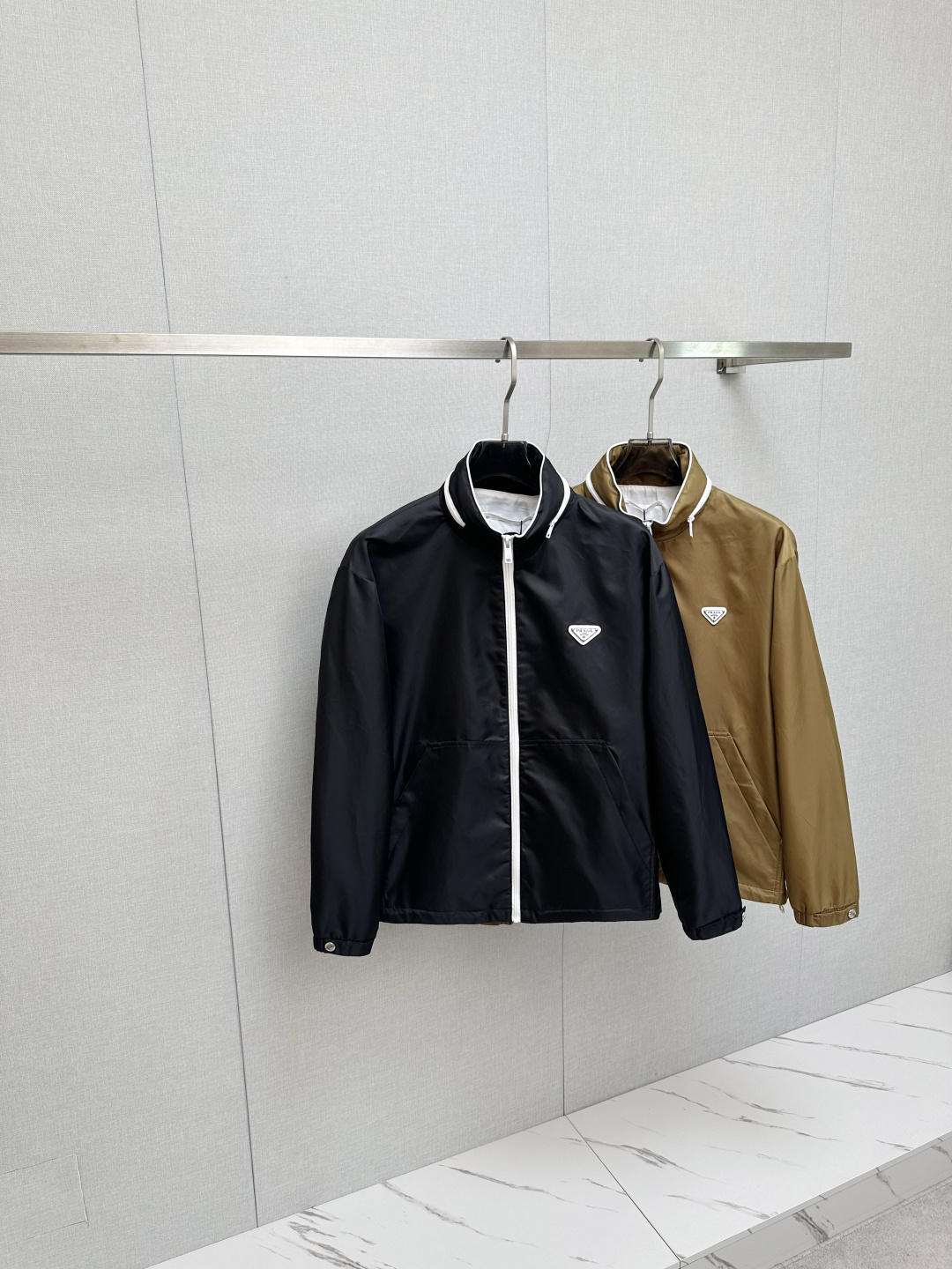 NO:526430,PRADA 2025 autumn and winter new jacket jacket, top-grade fabric. Original hardware accessories, European counters synchronized, the upper body is more casual and elegant, the counter original hardware is luxurious and high-end customized accessories new work!  Luxury brand characteristics logo embellishment design, the highest quality shipment in the market, original auxiliary materials, the ultimate luxury!  Soft and comfortable. The upper body is so handsome!  Suitable for any scene!  Number of codes: M-3XL, prada, jackets & coats, jackets & coats, alexander wang19860909PRADA 2025秋冬新款夹克外套,顶级面料.原版五金配件,欧洲专柜同步,上身更随意大方,专柜原版五金奢华高档定制配饰新作！奢华品牌特质logo点缀设计,市场最高品质出货、原版辅料,奢华极致！柔软舒适.上身爆帅！适合任意场景！码数:M-3XL,,prada,jackets & coats,jackets & coats,alexander wang,Men's clothing