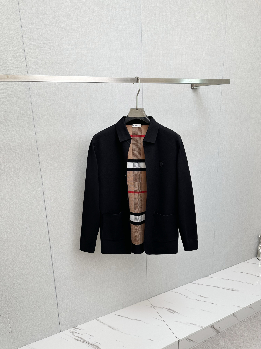 NO:526621,BURB Cardigan Sweater Jacket - Color-Dyeing Wool Blend Cotton Yarn, High Grade Heavy High Density and Super High Quality, Wool Material Soft and Delicate, Soft and Slim and Smooth Touch - All Color-Dyeing High Grade Heavy Cotton Yarn, Ensure No Color-Dyeing Four-Empty Knitting Method, Firm and Textured, Defensive and Undeformed, Not Easy to Pill, It has a Soft and Warm Comfortable Feeling, It Is Not Strong and Warm, It Is Not Strong and Wearable - Classic Knitted Clothing Uses Exquisite Details and Signature Brand Symbols to Rejuvenate and Develop Charm. This pullover is made of black knitted cotton wool blend fabric, injecting low-key brand identity connotation into the entire design - All imported looms are produced, the details are clearly visible, and the wash mark is consistent with ZP SIZE 48-58,,burberry,jackets & coats,sweaters,alexander wang19860909BURB 开衫毛衣外套 -对色定染羊毛混纺棉纱线,高克重高密度超高品质,毛料柔软细腻亲肤,触感软糯丝滑 -全部对色定染高克重棉纱线,确保无色差 采用四空针织法,紧实而又有质感,耐穿不变形不易起球,具有柔软保暖的舒适感,单穿也不扎身 -经典针织服饰采用精致细节和标志性品牌符号焕新演绎迷人魅力,这款套头以黑色针织棉羊毛混纺面料匠心打造,为整个设计注入低调的品牌标识内涵 -全部进口织机出品,细节清晰可见,洗水唛与ZP一致 SIZE 48—58,,burberry,jackets & coats,sweaters,alexander wang,Men's clothing