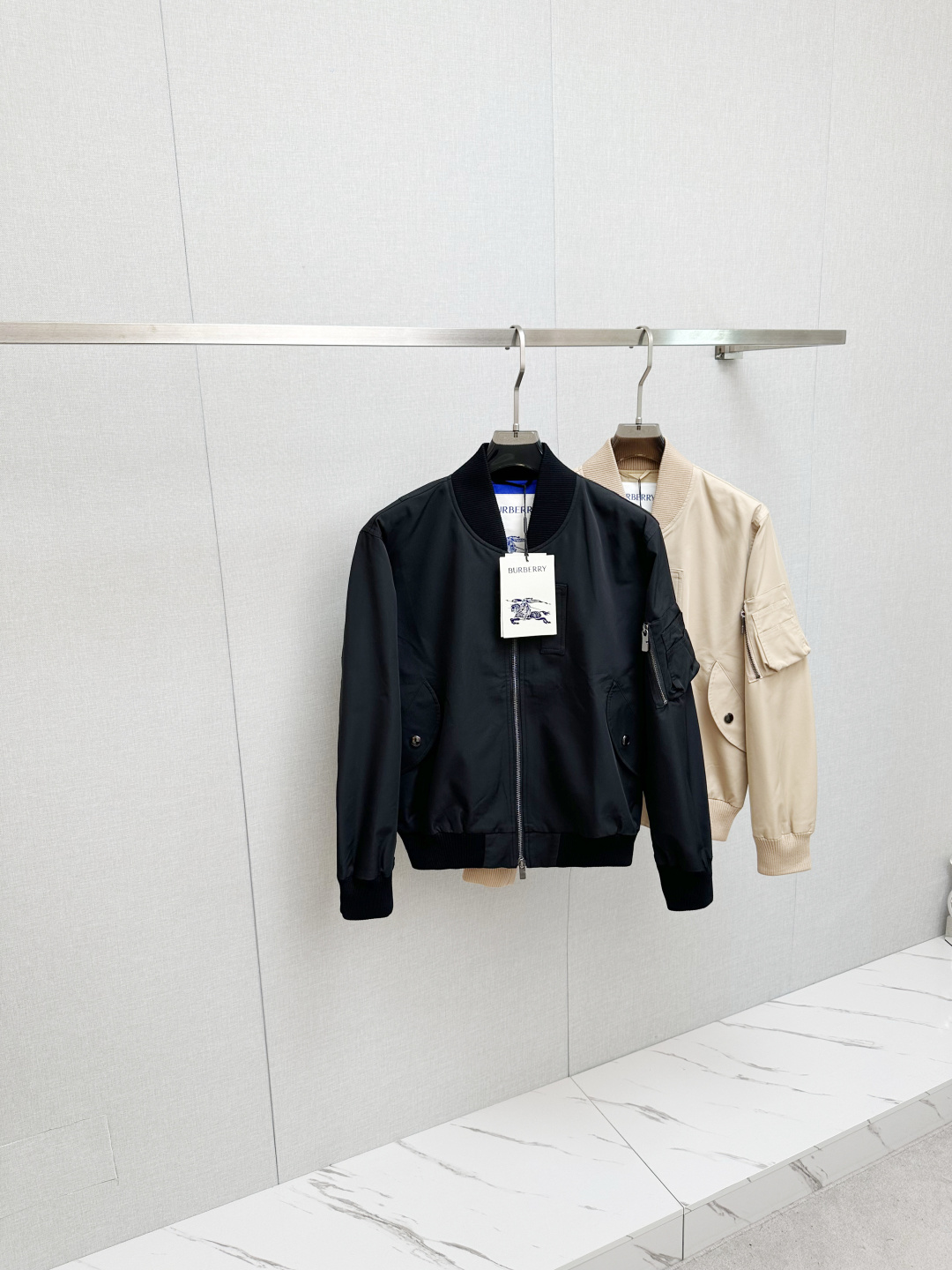 NO:540423,BURB 2025 autumn and winter new jacket jacket, original single ruthless product, imported Italian fabric fashionable jacket jacket. European counters are synchronized, the upper body is more casual and elegant, the counter original hardware is luxurious and high-end customized accessories new work!  Luxury brand characteristics logo embellishment design, the highest quality shipment in the market, original auxiliary materials, the ultimate luxury!  Soft and comfortable. The upper body is so handsome!  Suitable for any scene!  Number of codes: S-2XL, burberry, jackets & coats, jackets & coats, alexander wang19860909BURB 2025秋冬新款夹克外套,原单狠货 意大利进口面料时尚夹克外套.欧洲专柜同步,上身更随意大方,专柜原版五金奢华高档定制配饰新作！奢华品牌特质logo点缀设计,市场最高品质出货、原版辅料,奢华极致！柔软舒适.上身爆帅！适合任意场景！码数:S—2XL,,burberry,jackets & coats,jackets & coats,alexander wang,Men's clothing