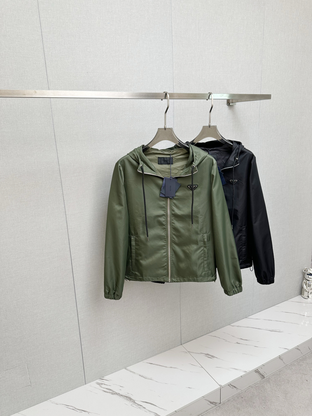 NO:526610,PRADA 2025 autumn and winter new jacket jacket, original single ruthless product, imported Italian fabric fashionable jacket jacket. European counters are synchronized, the upper body is more casual and elegant, and the counter original hardware is luxurious and high-end customized accessories new work!  Luxury brand characteristics logo embellishment design, the highest quality shipment in the market, original auxiliary materials, the ultimate luxury!  Soft and comfortable. The upper body is so handsome!  Suitable for any scene!  Number of codes: S-2XL, prada, jackets & coats, jackets & coats, alexander wang19860909PRADA 2025秋冬新款夹克外套,原单狠货 意大利进口面料时尚夹克外套.欧洲专柜同步,上身更随意大方,专柜原版五金奢华高档定制配饰新作！奢华品牌特质logo点缀设计,市场最高品质出货、原版辅料,奢华极致！柔软舒适.上身爆帅！适合任意场景！码数:S—2XL,,prada,jackets & coats,jackets & coats,alexander wang,Men's clothing