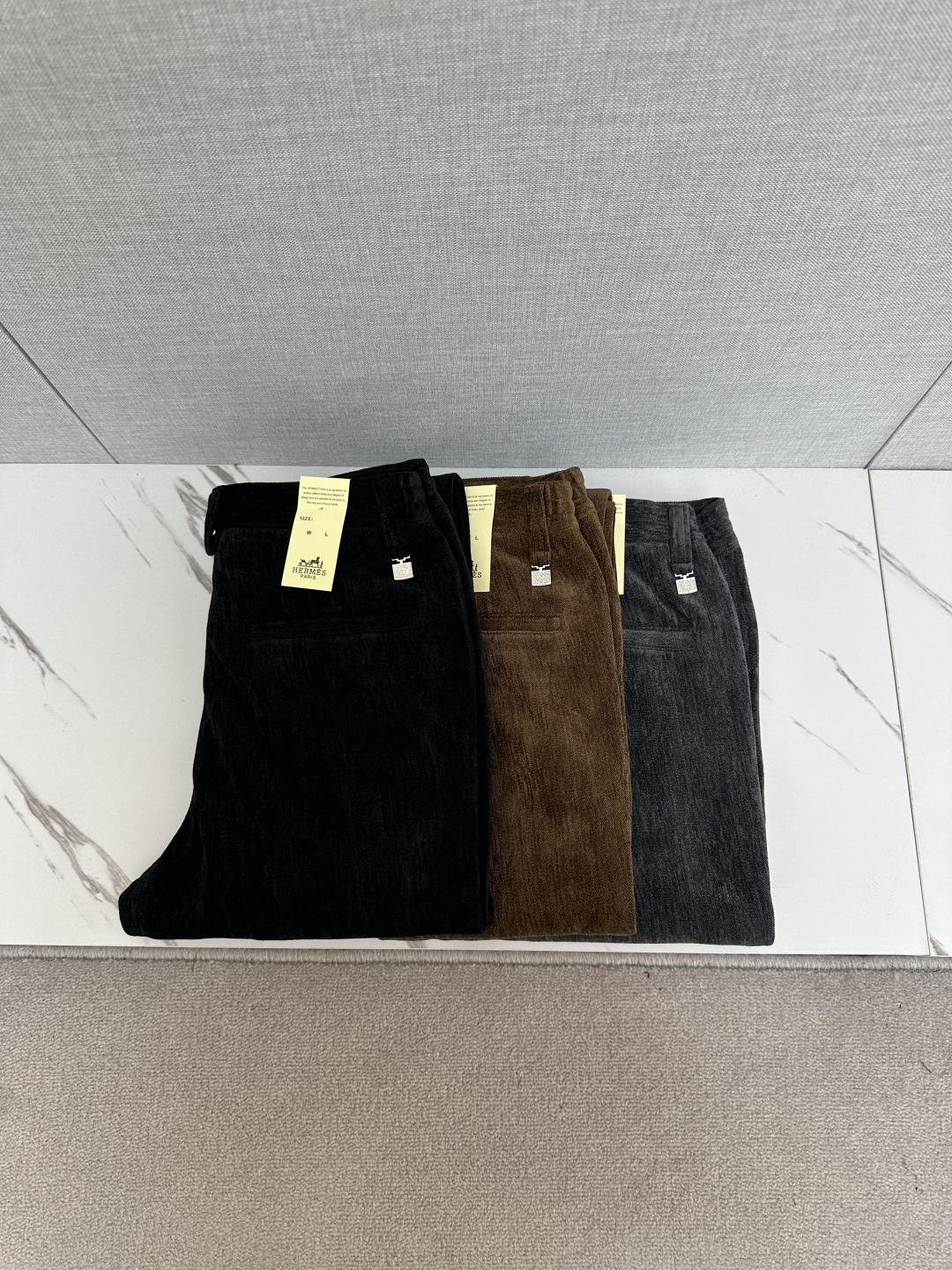 NO:527837,H Home 2025 latest trade order corduroy casual pants!  Full quality!  !  Customized exclusive corduroy fabric cut!  The upper body is comfortable and breathable, not stiff, and the overall three-dimensional feeling is rich and the quality is exported to meet the simple needs of commuters for dressing. The upper body is very effective, it looks slim and does not picky about the figure. The fabric workmanship is impeccable. Only good craftsmanship can make you look good and tasteful. It is a must-have item for everyone!  Size 29-38, alexander wang19860909H家 2025最新贸易订单灯芯绒休闲裤！全品相！！定制专属灯芯绒面料剪裁！上身舒适透气,不僵硬,整体有着丰富的立体感,品质出口订单,满足通勤人们对于着装的简约需求,上身效果很好,显瘦,不挑剔身材.面料做工....无可挑剔,好工艺好面料才能穿出好品味一款,人手必备单品！尺码29—38,,alexander wang,Men's clothing