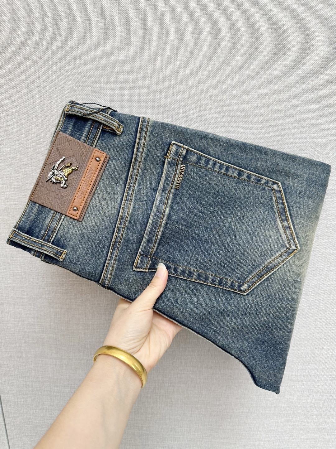 NO:570839,Autumn and winter new BURB official website counters are available at the same time, original order, super stylish jeans, customized original washed denim fabric, unique design, top-notch printing technology letter pattern logo, original hardware accessories decoration, extremely outstanding jeans, the materials and craftsmanship are extremely luxurious and exquisite, extremely high-grade, handsome and stylish upper body, recommended, code number 29-38,, burberry, jeans, alexander wang19860909秋冬新款BURB 官网专柜同步有售,原单狠货,超级有范儿的一款牛仔裤,定制原版水洗牛仔面料,独特设计,顶级印花工艺字母图案logo,原版五金辅料装饰,极为翘楚的一款牛仔裤,用料与工艺都极致奢华精湛,档次极高,上身帅气有型,推荐,码数29—38,,burberry,jeans,alexander wang,Men's clothing