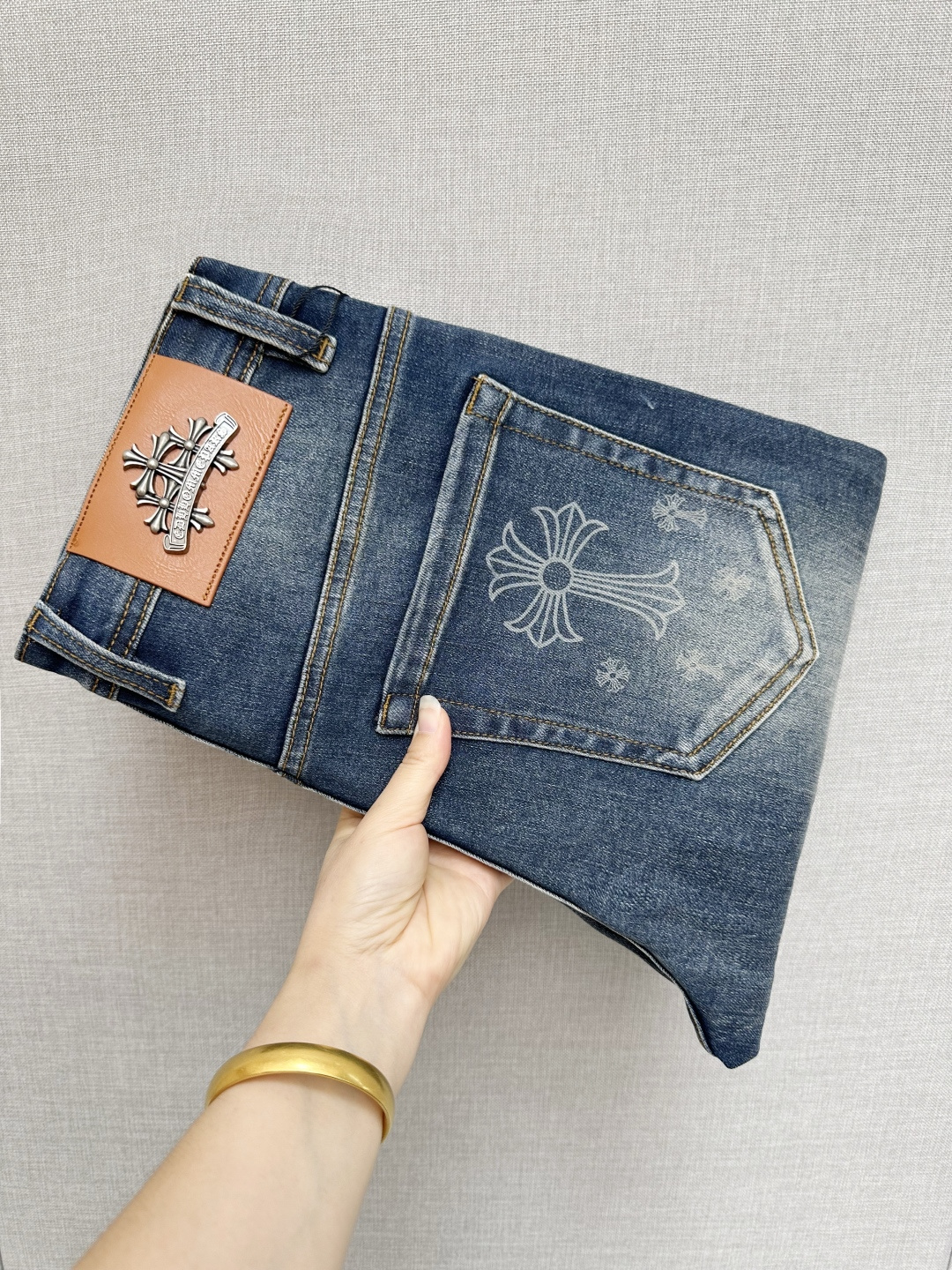 NO:527835,Croxin's official counter is available at the same time, original singles are ruthless, super stylish jeans, customized original washing denim fabric, unique design, top-grade printing craft letter pattern logo, original hardware and auxiliary decoration, extremely superior jeans, the materials and craftsmanship are extremely luxurious and exquisite, extremely high-end, handsome and stylish, recommended, digits 29-38, chrome hearts, jeans, alexander wang19860909克罗心 官网专柜同步有售,原单狠货,超级有范儿的一款牛仔裤,定制原版水洗牛仔面料,独特设计,顶级印花工艺字母图案logo,原版五金辅料装饰,极为翘楚的一款牛仔裤,用料与工艺都极致奢华精湛,档次极高,上身帅气有型,推荐,码数29—38,,chrome hearts,jeans,alexander wang,Men's clothing