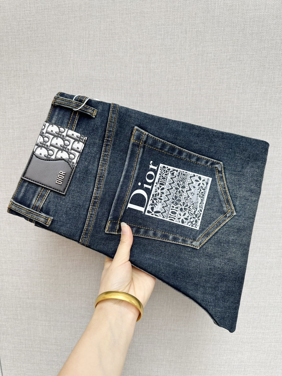 NO:527833,DIOR official website counter is available simultaneously, original singles, super stylish jeans, customized original washing denim fabric, unique design, top-grade printing craft letter pattern logo, original hardware and auxiliary decoration, extremely superior jeans, the materials and craftsmanship are extremely luxurious and exquisite, extremely high-end, handsome and stylish, recommended, digits 29-38,,dior,jeans,alexander wang19860909DIOR 官网专柜同步有售,原单狠货,超级有范儿的一款牛仔裤,定制原版水洗牛仔面料,独特设计,顶级印花工艺字母图案logo,原版五金辅料装饰,极为翘楚的一款牛仔裤,用料与工艺都极致奢华精湛,档次极高,上身帅气有型,推荐,码数29—38,,dior,jeans,alexander wang,Men's clothing