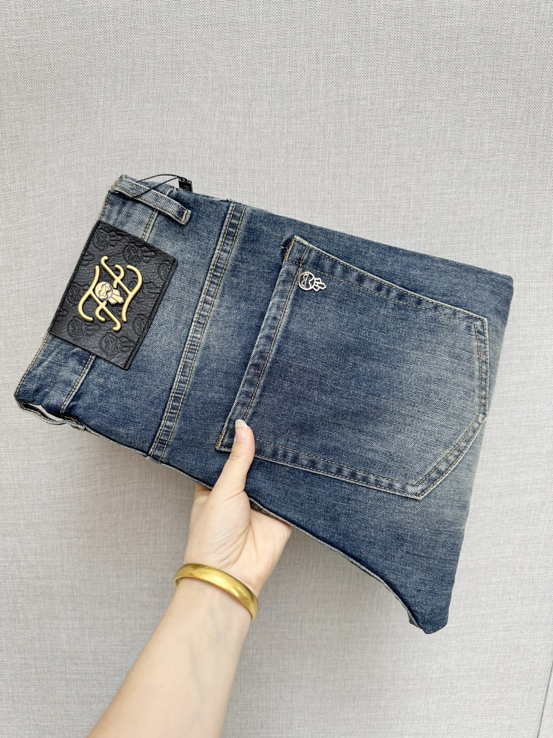 NO:527831,FD official website counter is available simultaneously, original singles, super stylish jeans, customized original washing denim fabric, unique design, top-grade printed craft letter pattern logo, original hardware and auxiliary decoration, extremely superior jeans, the materials and craftsmanship are extremely luxurious and exquisite, extremely high-end, handsome and stylish, recommended, size 29-38, jeans, alexander wang19860909FD 官网专柜同步有售,原单狠货,超级有范儿的一款牛仔裤,定制原版水洗牛仔面料,独特设计,顶级印花工艺字母图案logo,原版五金辅料装饰,极为翘楚的一款牛仔裤,用料与工艺都极致奢华精湛,档次极高,上身帅气有型,推荐,码数29—38,,jeans,alexander wang,Men's clothing