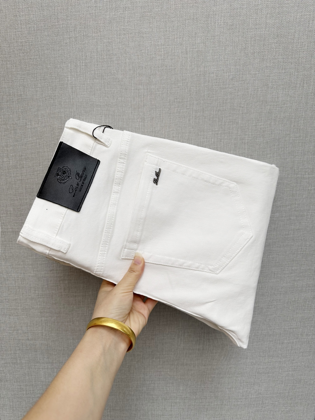 NO:527829,LP official website counter is available simultaneously, original singles, super stylish jeans, customized original washing denim fabric, unique design, top-grade printed craft letter pattern logo, original hardware and auxiliary decoration, extremely top-notch jeans, the materials and craftsmanship are extremely luxurious and exquisite, extremely high-end, handsome and stylish, recommended, digits 29-38, loro piana, jeans, alexander wang19860909LP 官网专柜同步有售,原单狠货,超级有范儿的一款牛仔裤,定制原版水洗牛仔面料,独特设计,顶级印花工艺字母图案logo,原版五金辅料装饰,极为翘楚的一款牛仔裤,用料与工艺都极致奢华精湛,档次极高,上身帅气有型,推荐,码数29—38,,loro piana,jeans,alexander wang,Men's clothing